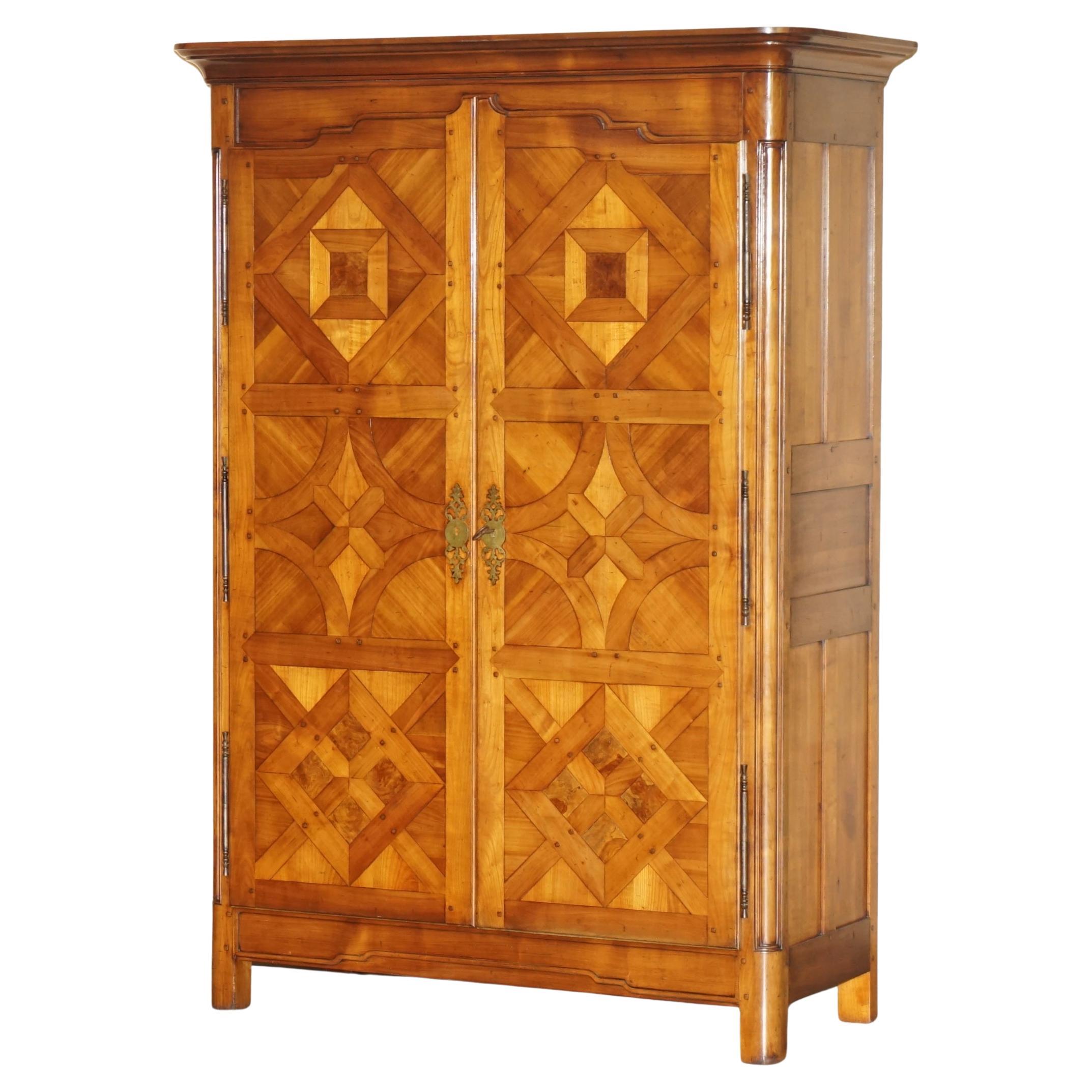 FINE ARMOIRE DI ARMADIO A PANNOCCHIA DI NOCE DI LOUIS XVI PARQUETRY FRANCESE in vendita