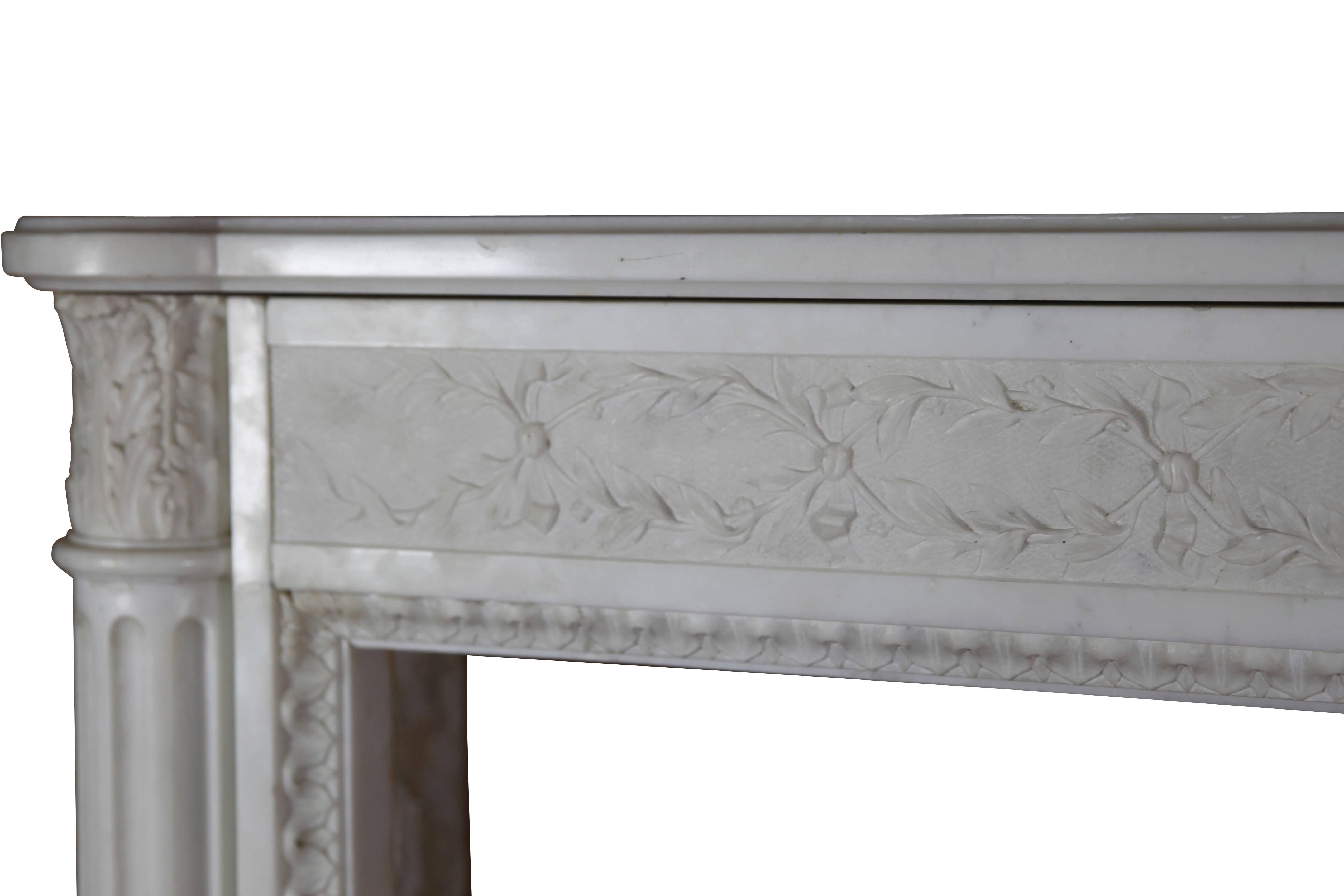 Français Cheminée ancienne française d'époque Louis XVI en marbre blanc statuaire en vente