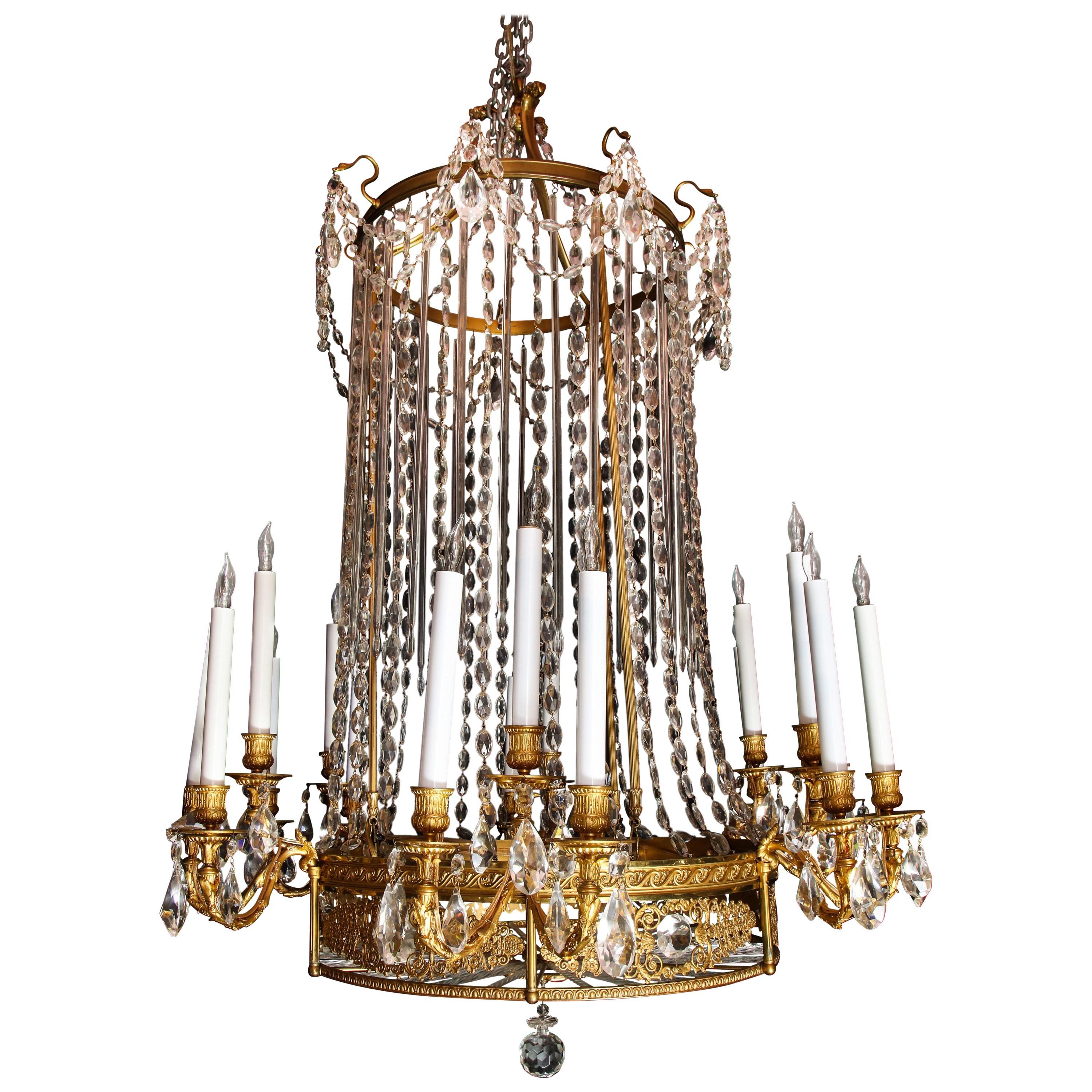 Antiker französischer Kronleuchter im Louis-XVI.-Stil aus vergoldeter Bronze und geschliffenem Kristall