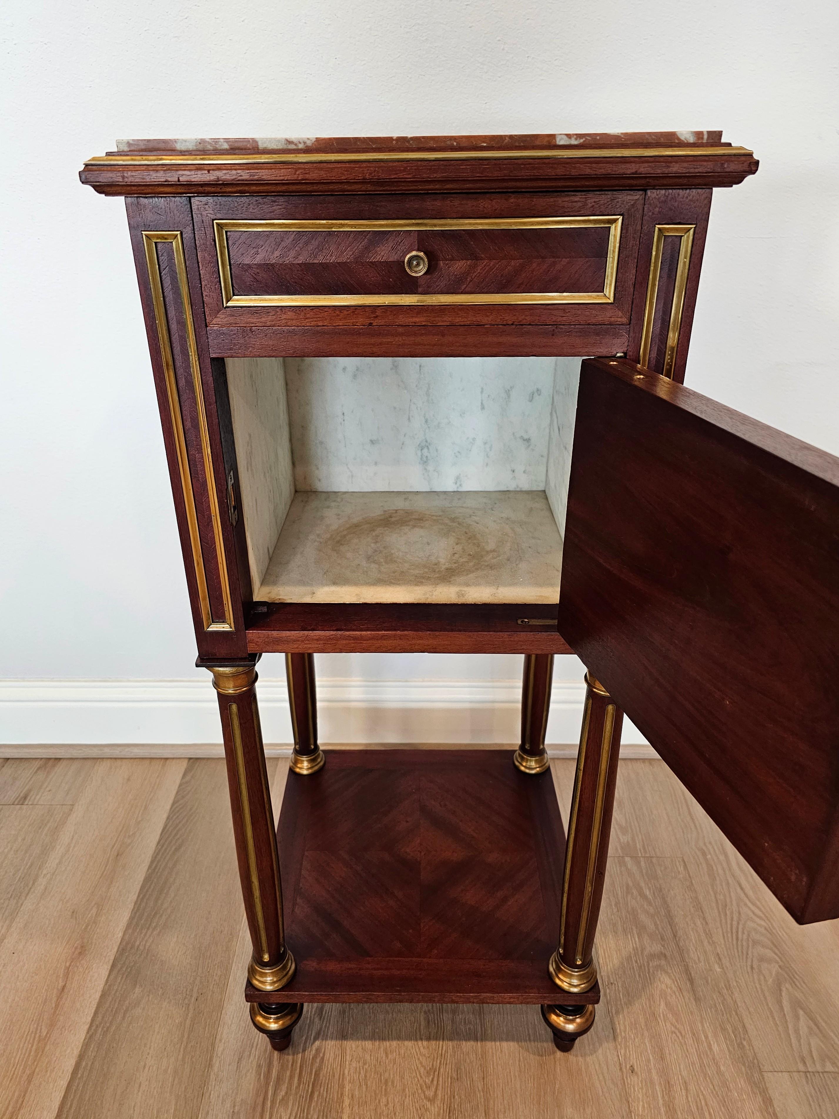 Antiker französischer Mahagoni-Nachttisch im Louis-XVI.-Stil  im Angebot 3