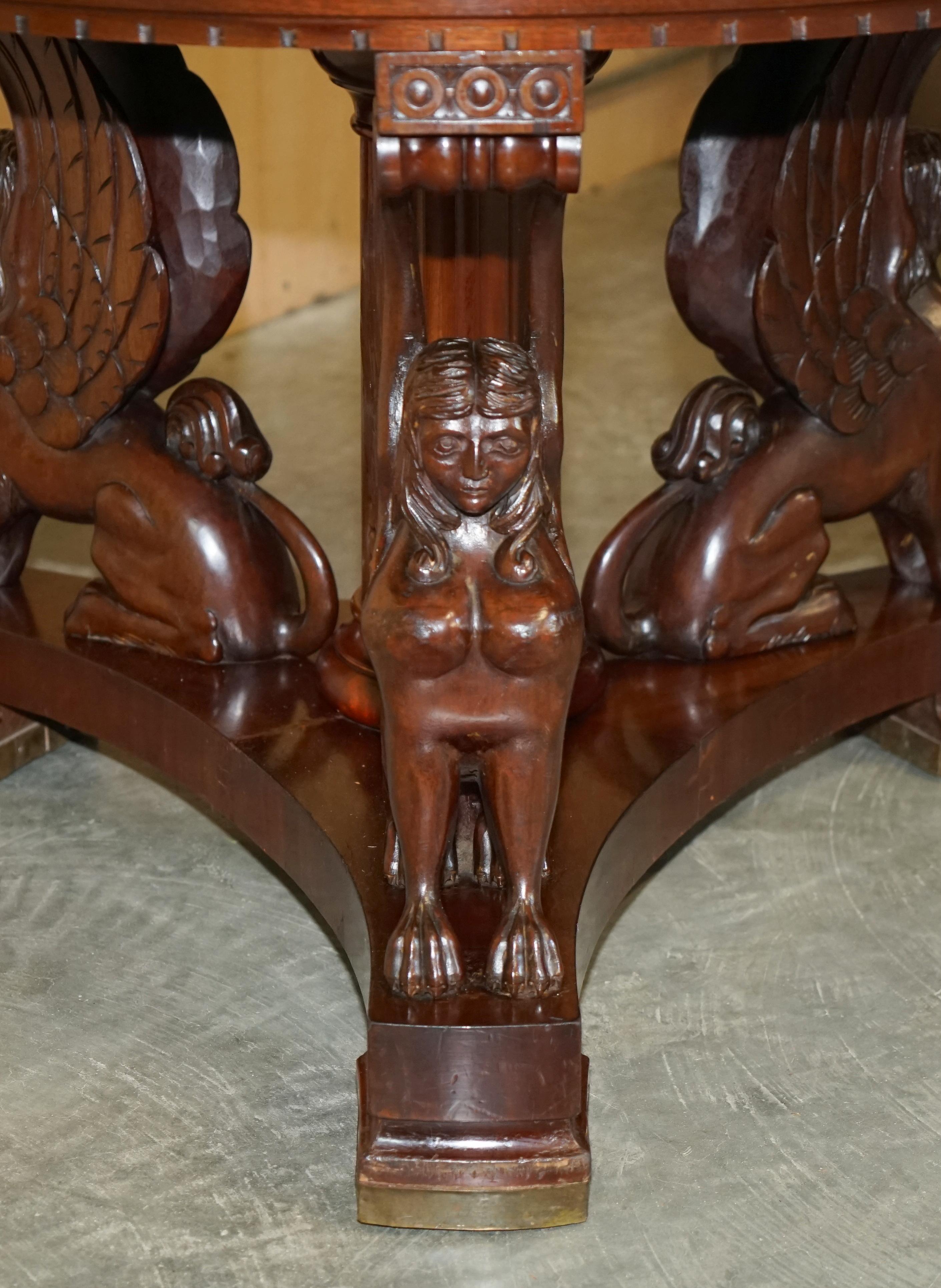 XIXe siècle FINE ANTIQUE TABLE EN HARDWOOD CENTRE NEOCLASSICAL AVEC BASE PILLÉE À SPHINX FRANÇAIS en vente