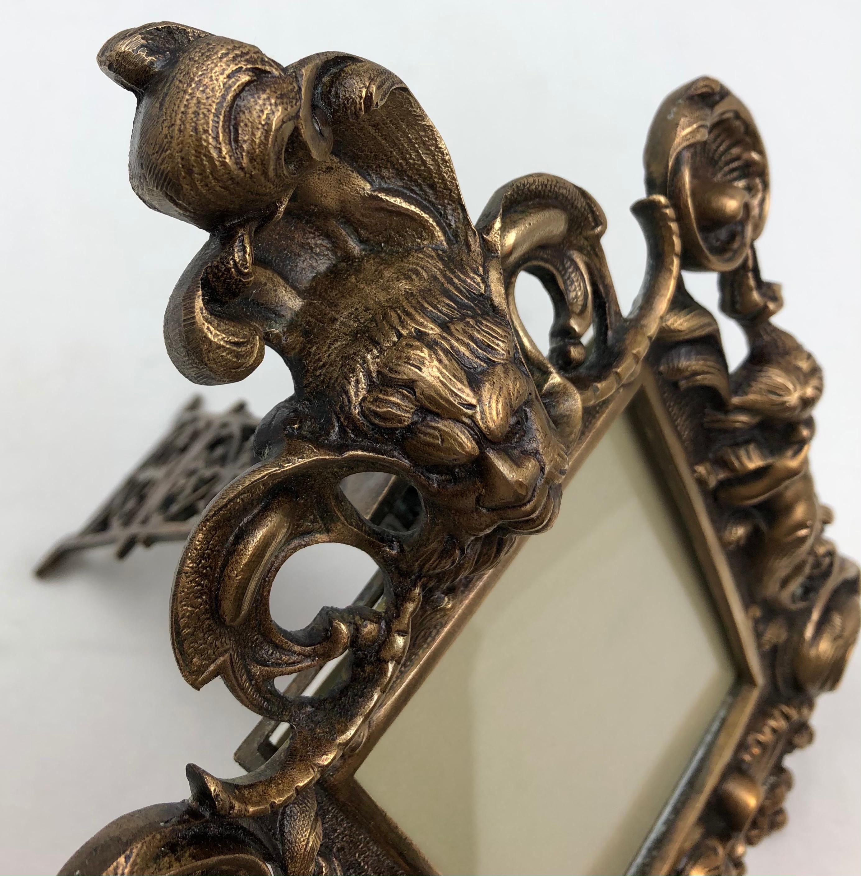 Français Cadre photo ancien de style néoclassique français de style Louis XV en bronze doré en vente