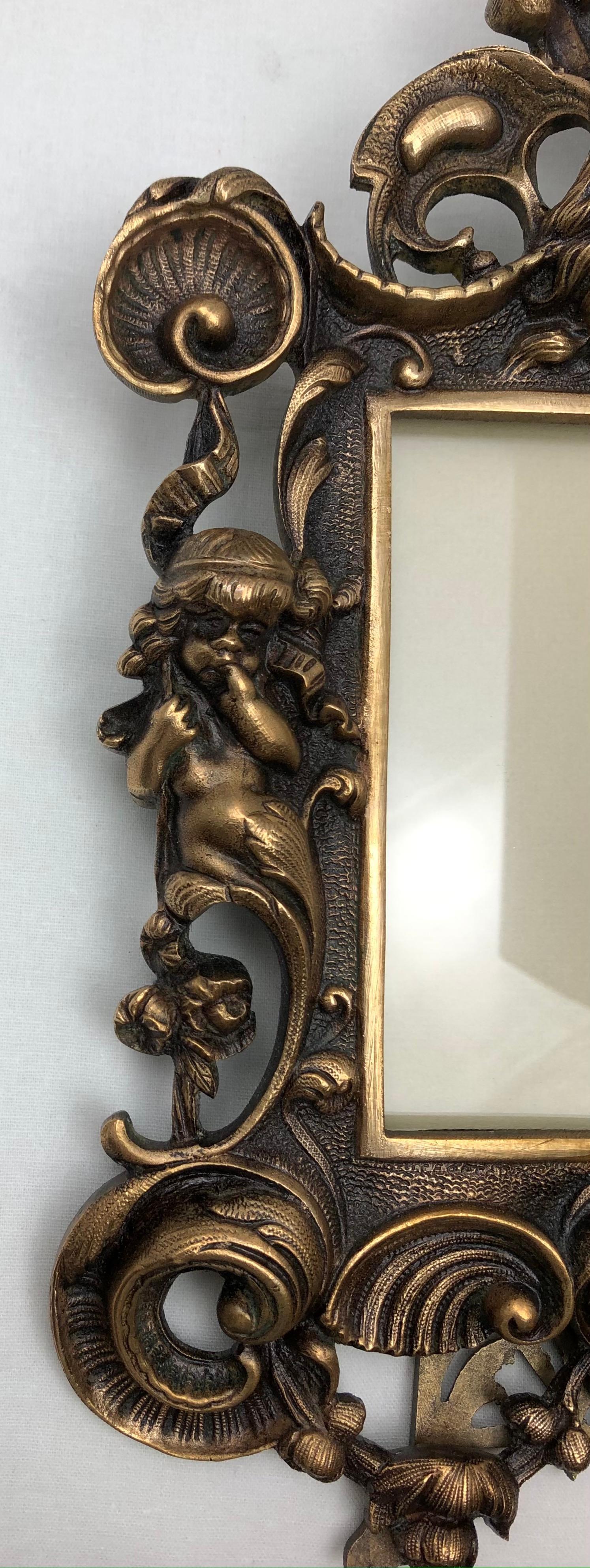 Antiker französischer neoklassizistischer Bilderrahmen aus vergoldeter Bronze im Louis-XV-Stil im Zustand „Gut“ im Angebot in Miami, FL