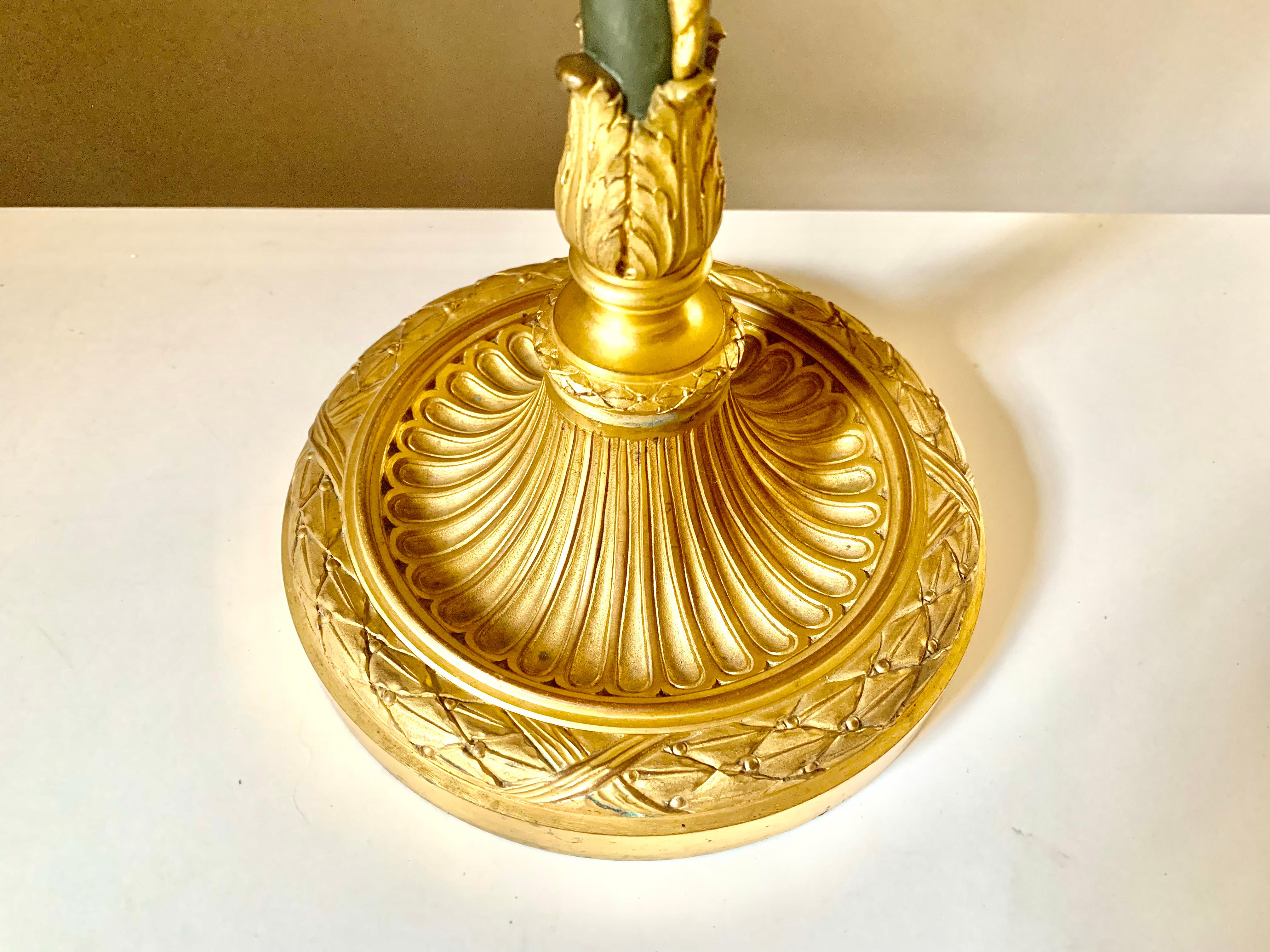 Antike antike französische Schreibtischlampe im neoklassischen Stil aus vergoldeter und patinierter Bronze (Neoklassisch) im Angebot