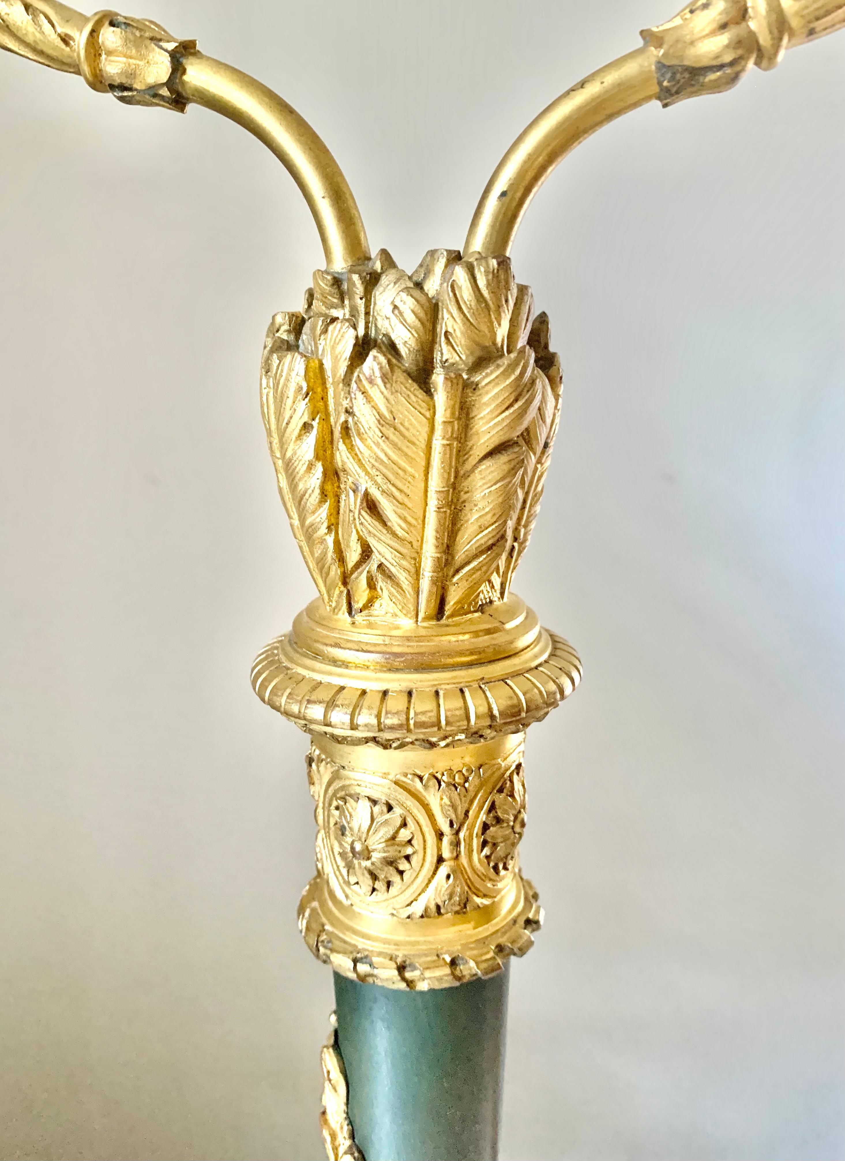 Antike antike französische Schreibtischlampe im neoklassischen Stil aus vergoldeter und patinierter Bronze (Französisch) im Angebot