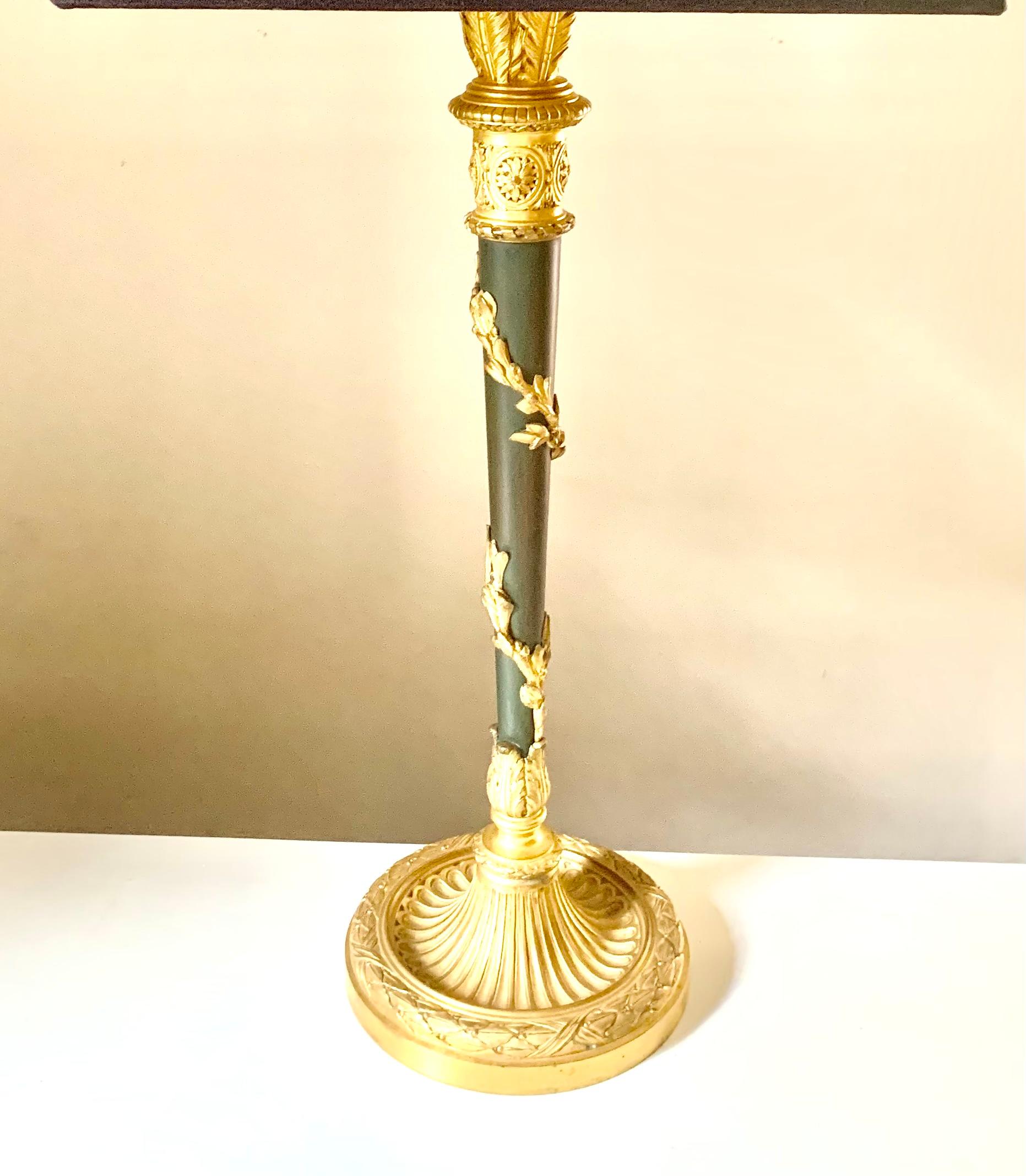 Antike antike französische Schreibtischlampe im neoklassischen Stil aus vergoldeter und patinierter Bronze im Angebot 1