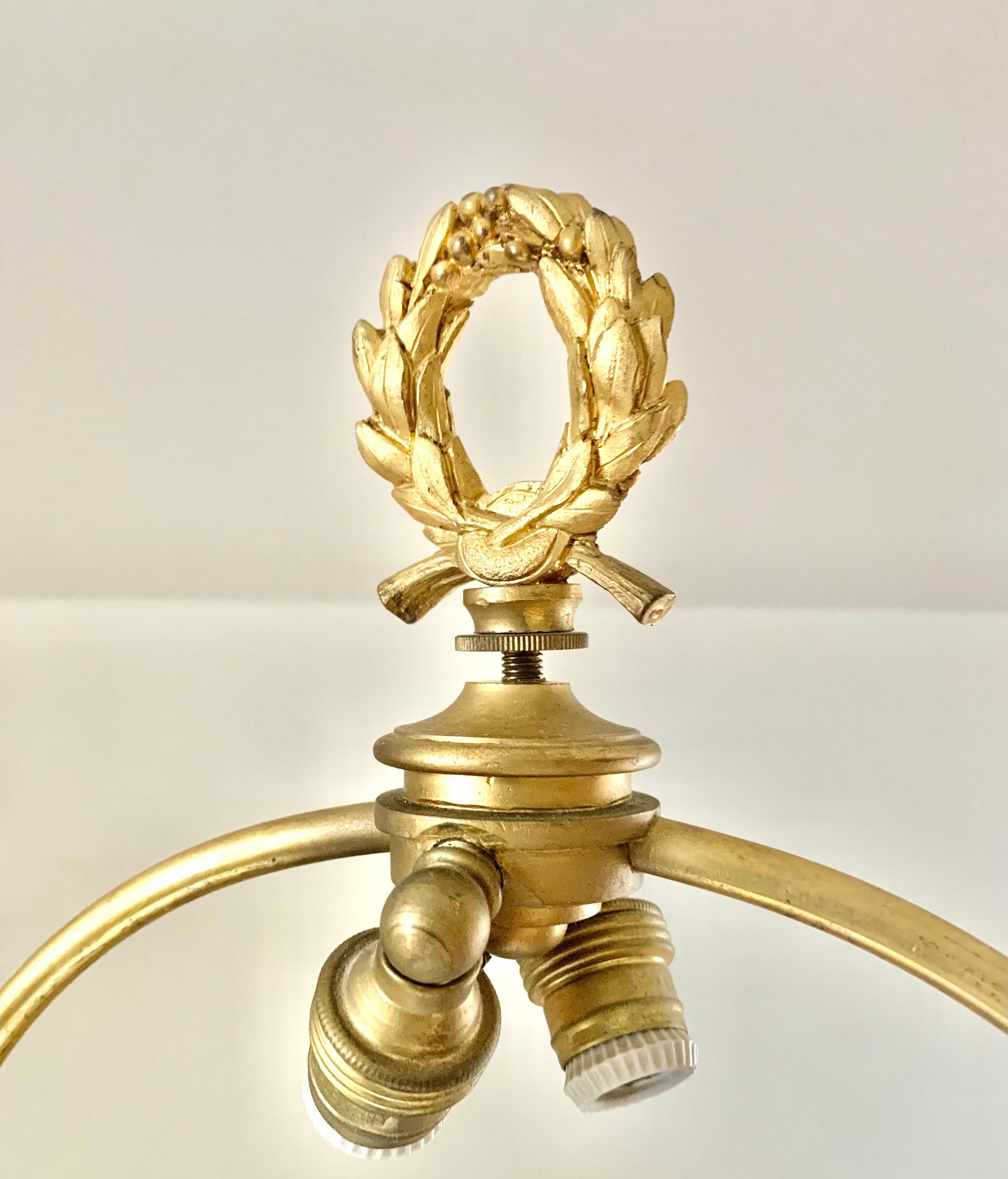 Antike antike französische Schreibtischlampe im neoklassischen Stil aus vergoldeter und patinierter Bronze im Angebot 2