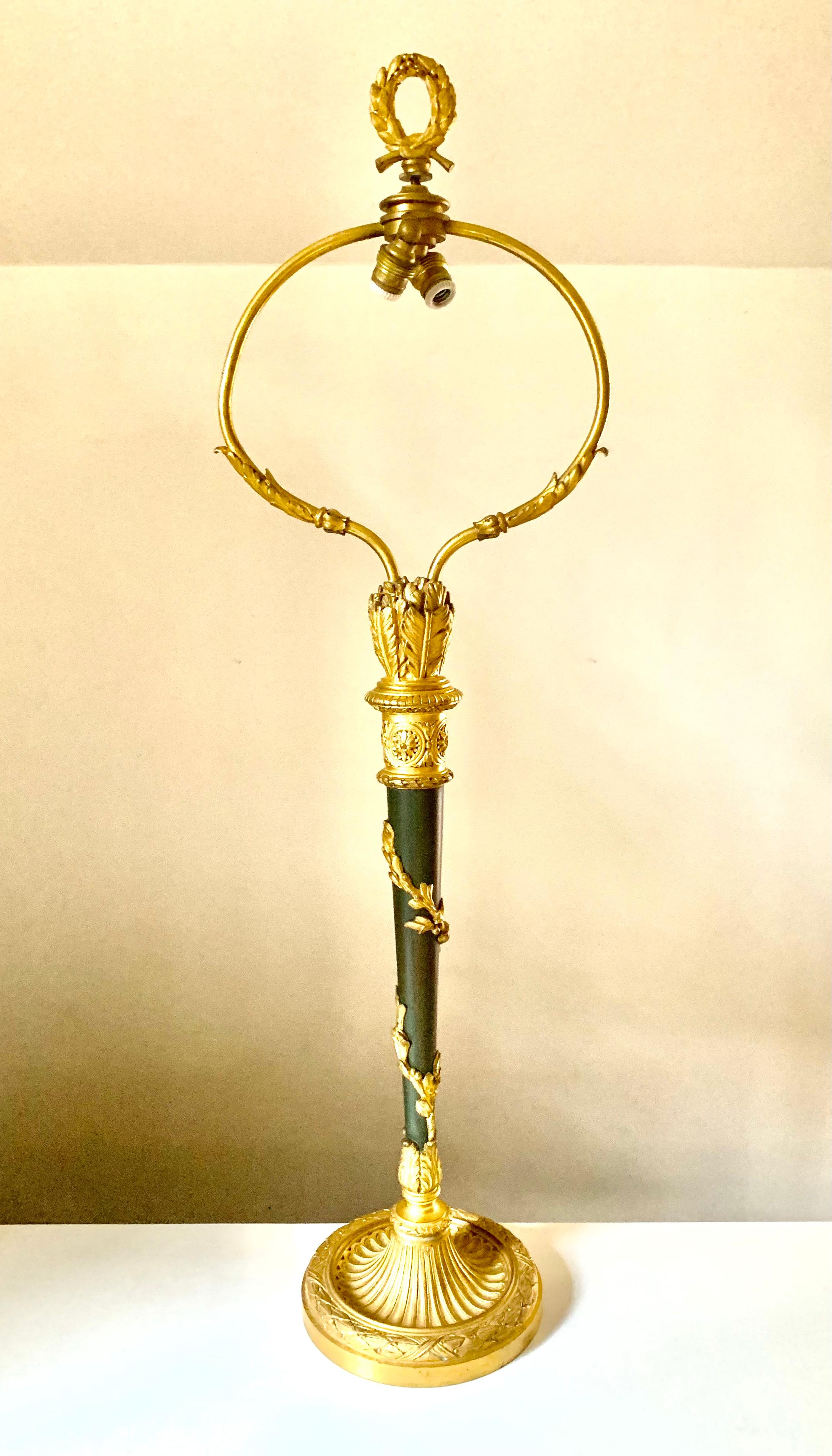 Antike antike französische Schreibtischlampe im neoklassischen Stil aus vergoldeter und patinierter Bronze im Angebot 3