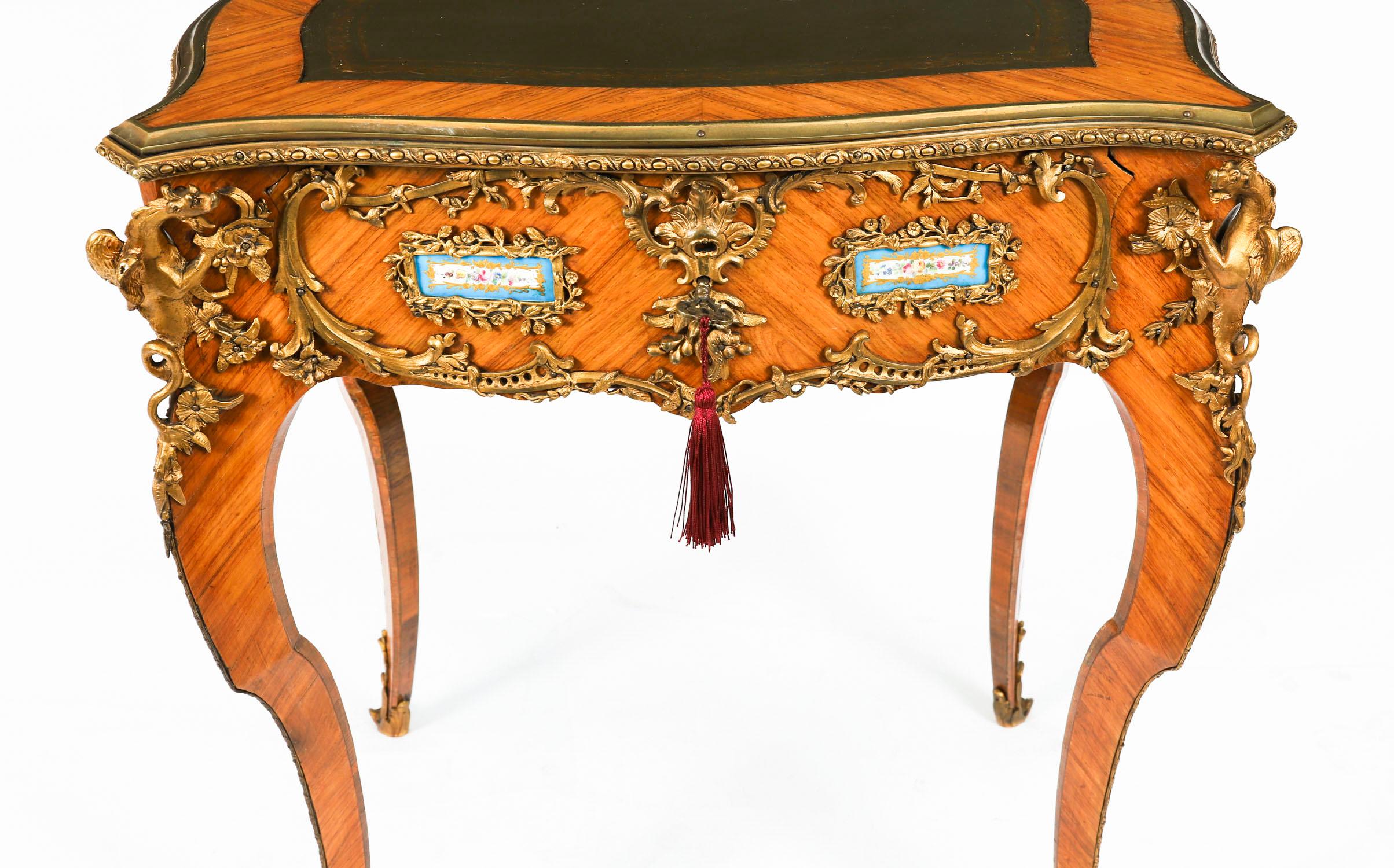 Français Antique French Bureau Plat en bronze doré d'après A Link 19ème siècle en vente