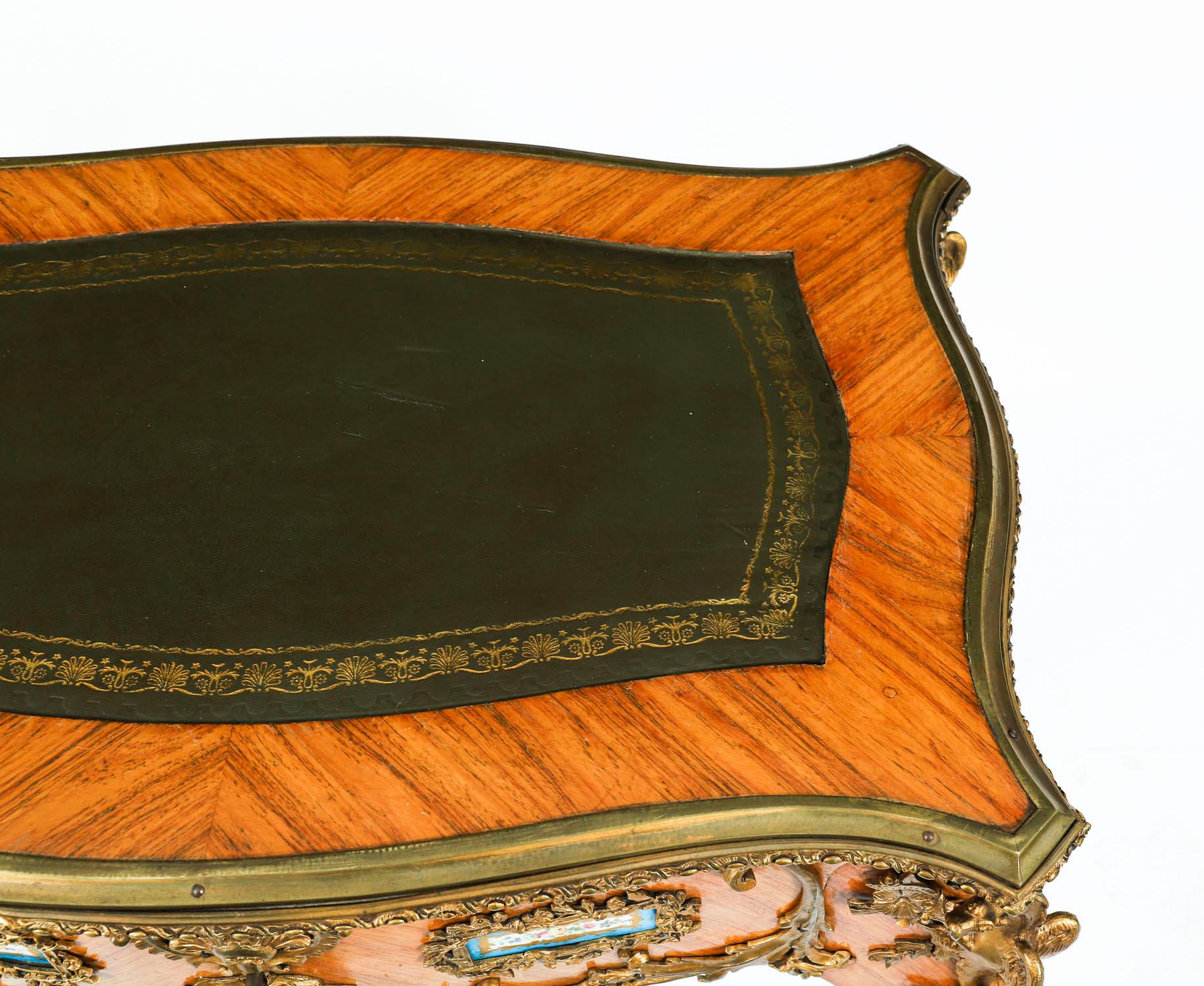 Porcelaine Antique French Bureau Plat en bronze doré d'après A Link 19ème siècle en vente