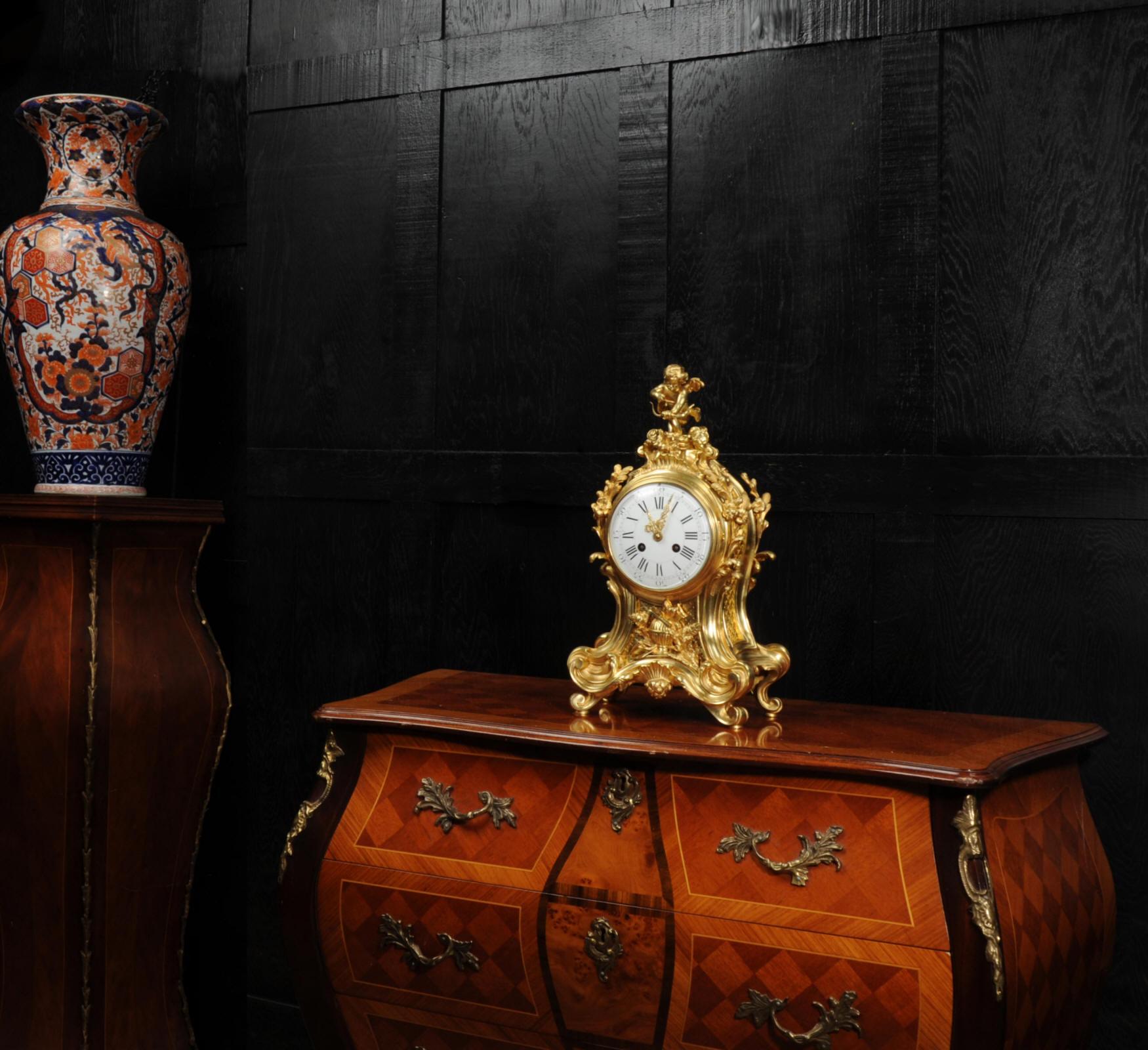 Belle horloge rococo française ancienne en bronze doré - Cupidon en vente 3