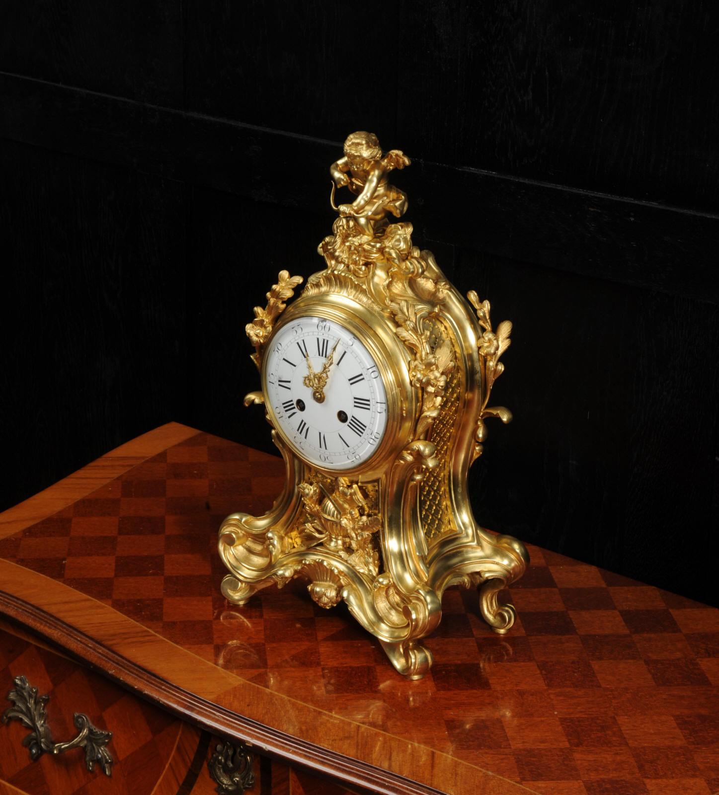 Belle horloge rococo française ancienne en bronze doré - Cupidon en vente 4