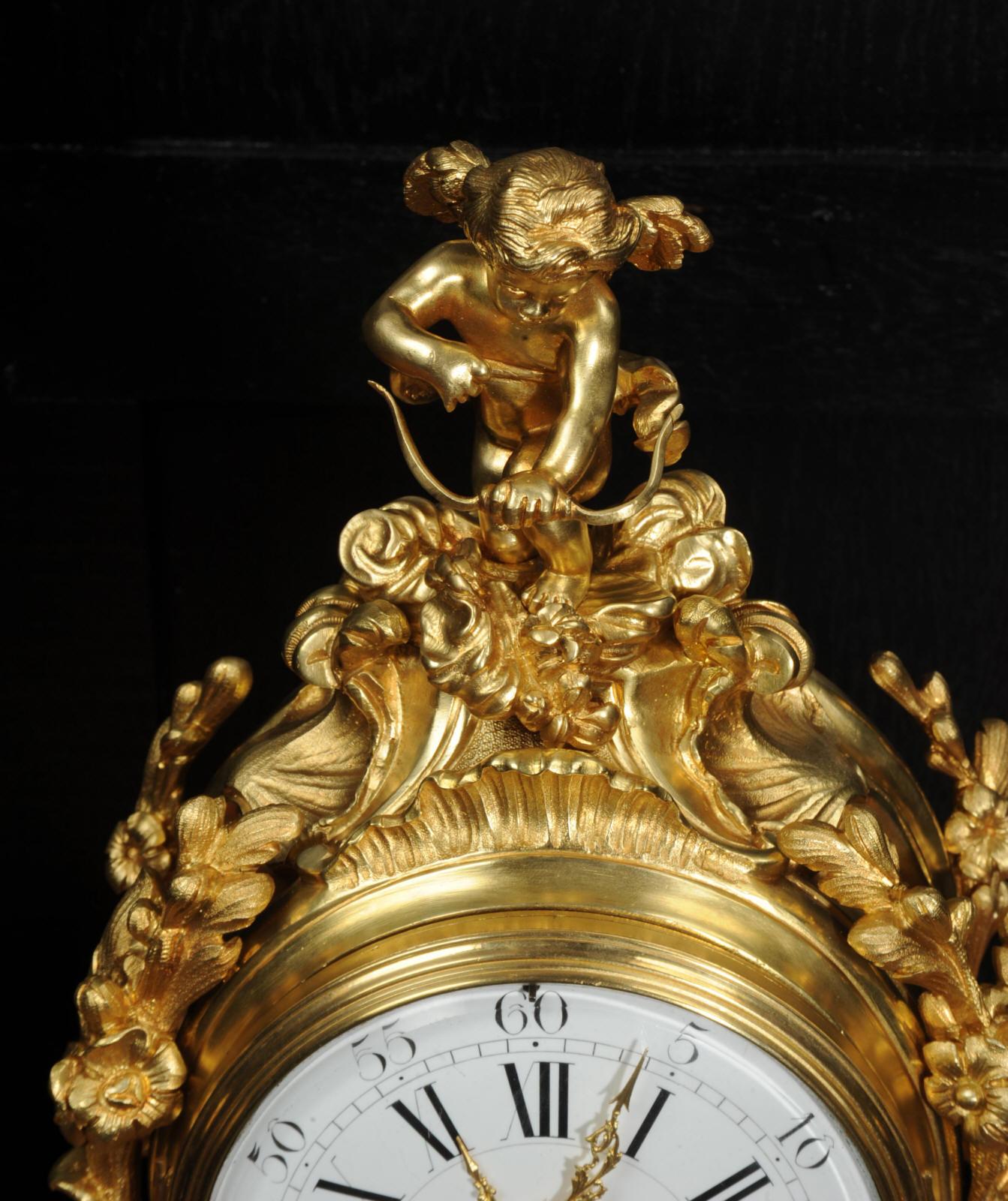 Belle horloge rococo française ancienne en bronze doré - Cupidon en vente 5