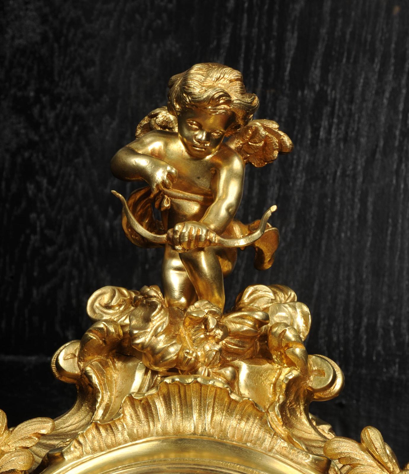 Belle horloge rococo française ancienne en bronze doré - Cupidon en vente 6
