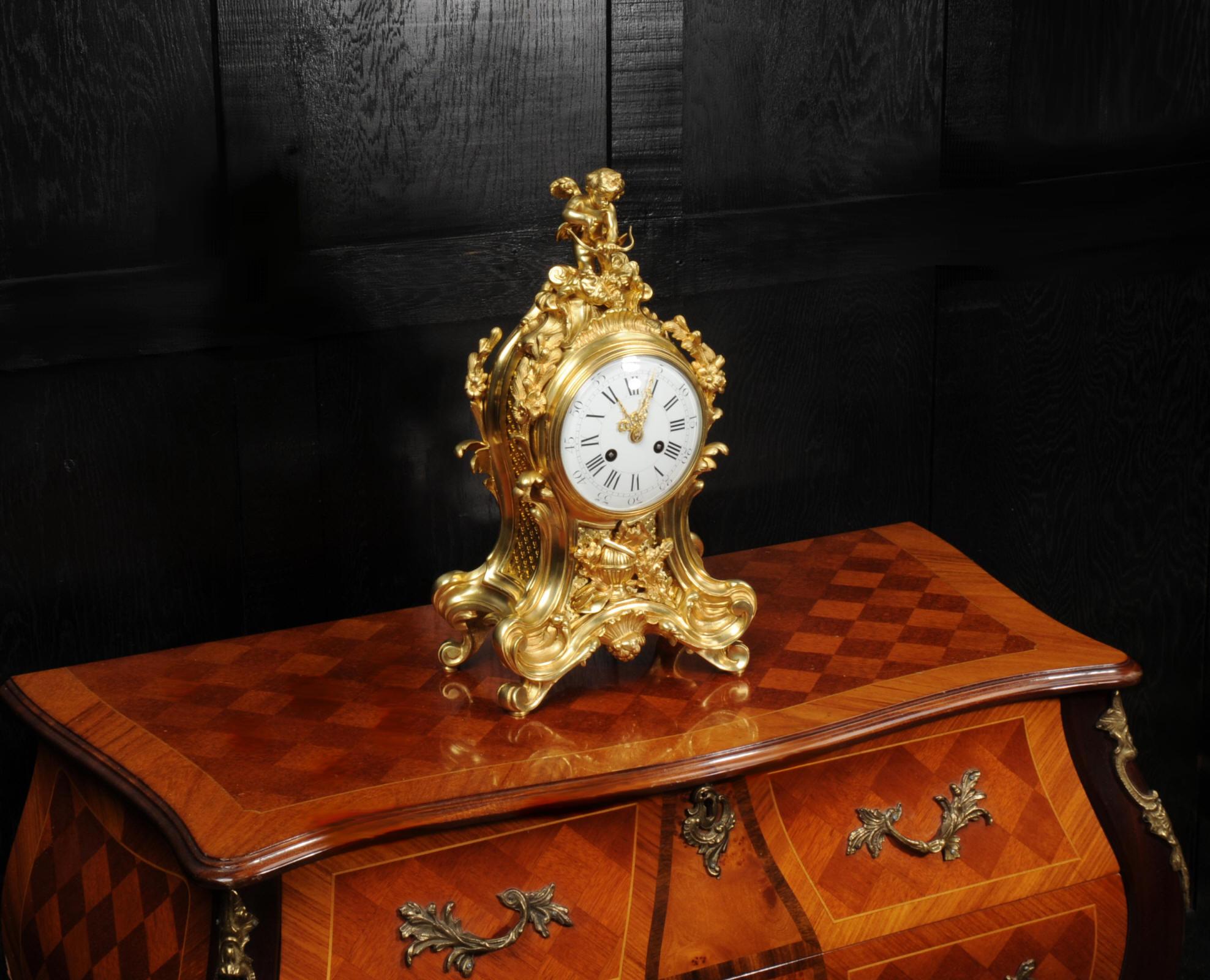 Belle horloge rococo française ancienne en bronze doré - Cupidon en vente 7