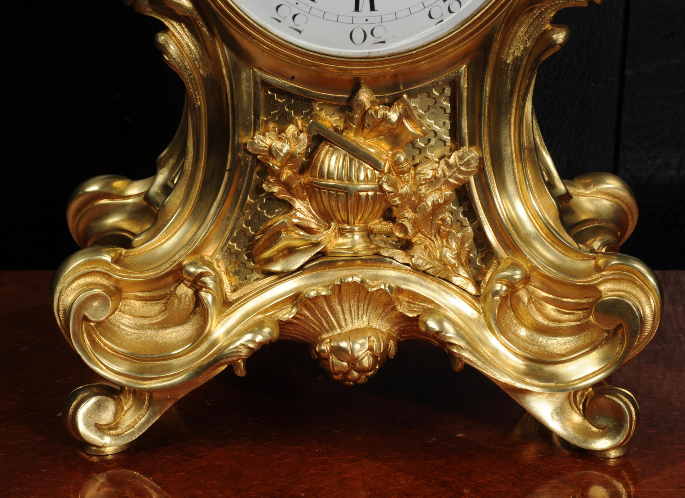 Belle horloge rococo française ancienne en bronze doré - Cupidon en vente 8