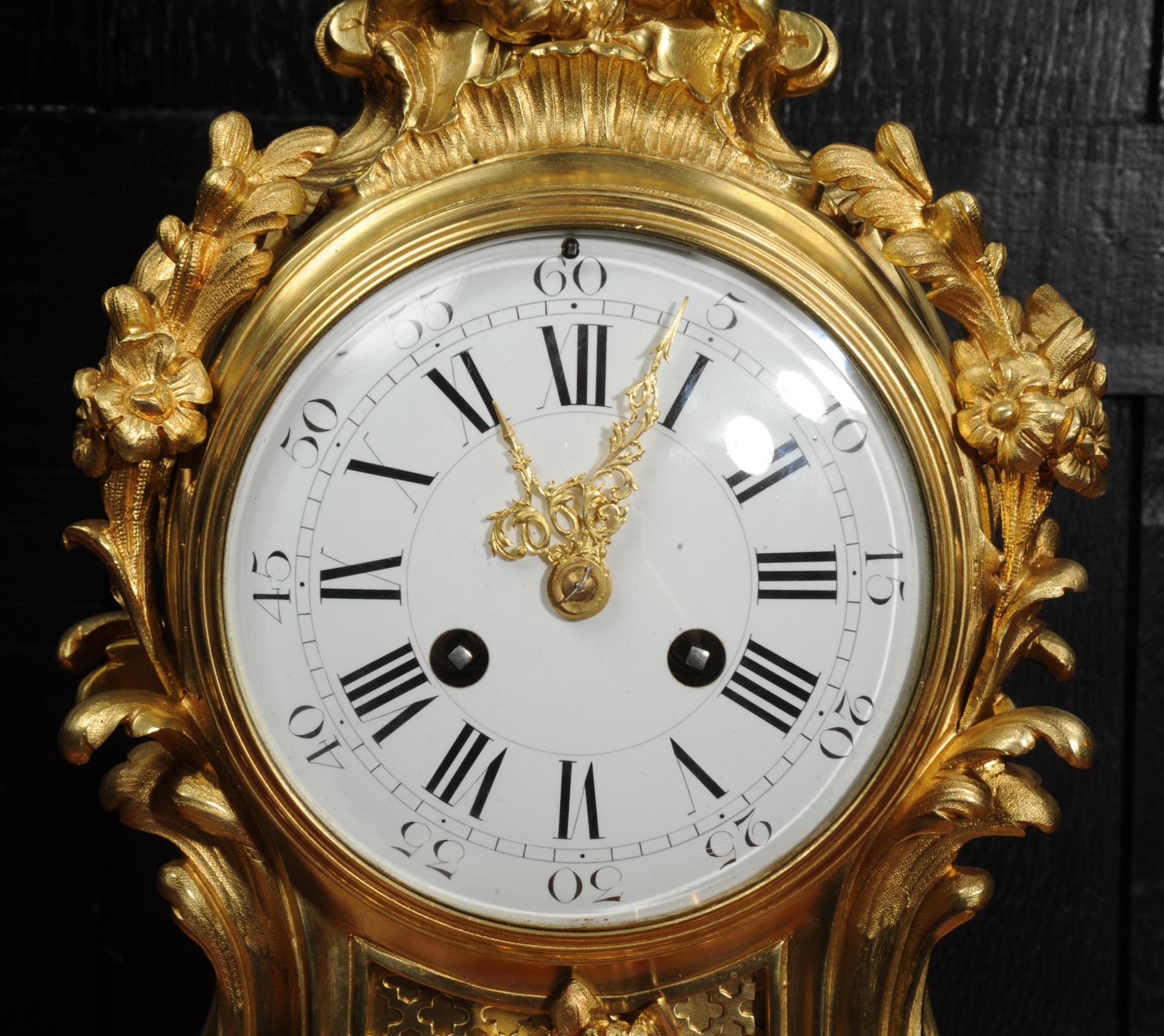 Belle horloge rococo française ancienne en bronze doré - Cupidon en vente 9