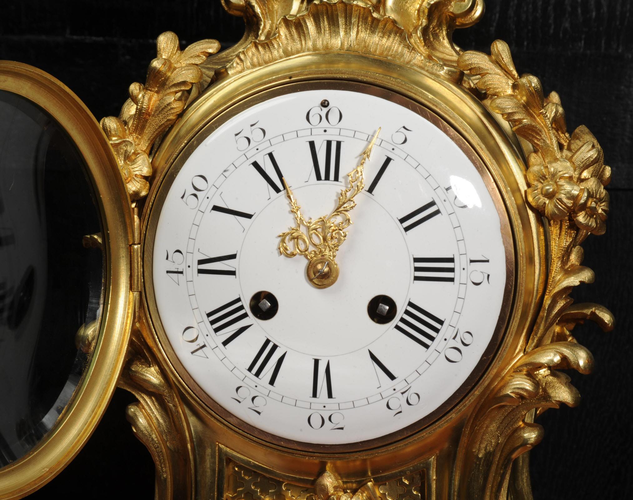Belle horloge rococo française ancienne en bronze doré - Cupidon en vente 10