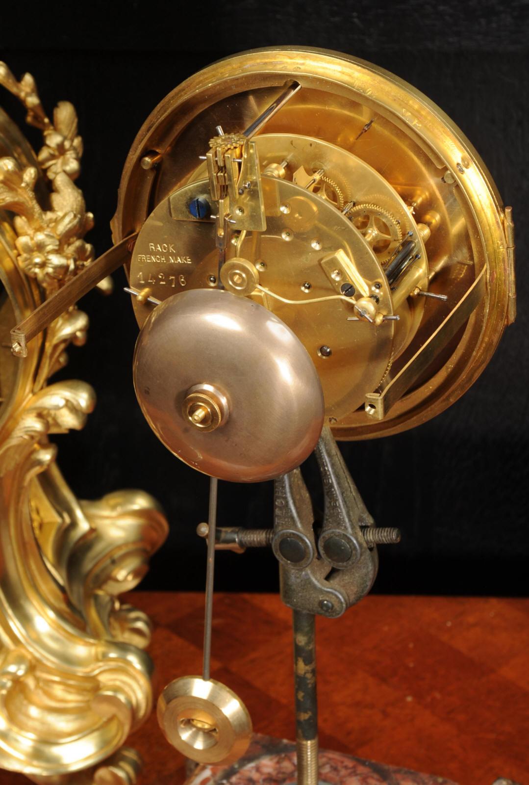 Belle horloge rococo française ancienne en bronze doré - Cupidon en vente 12