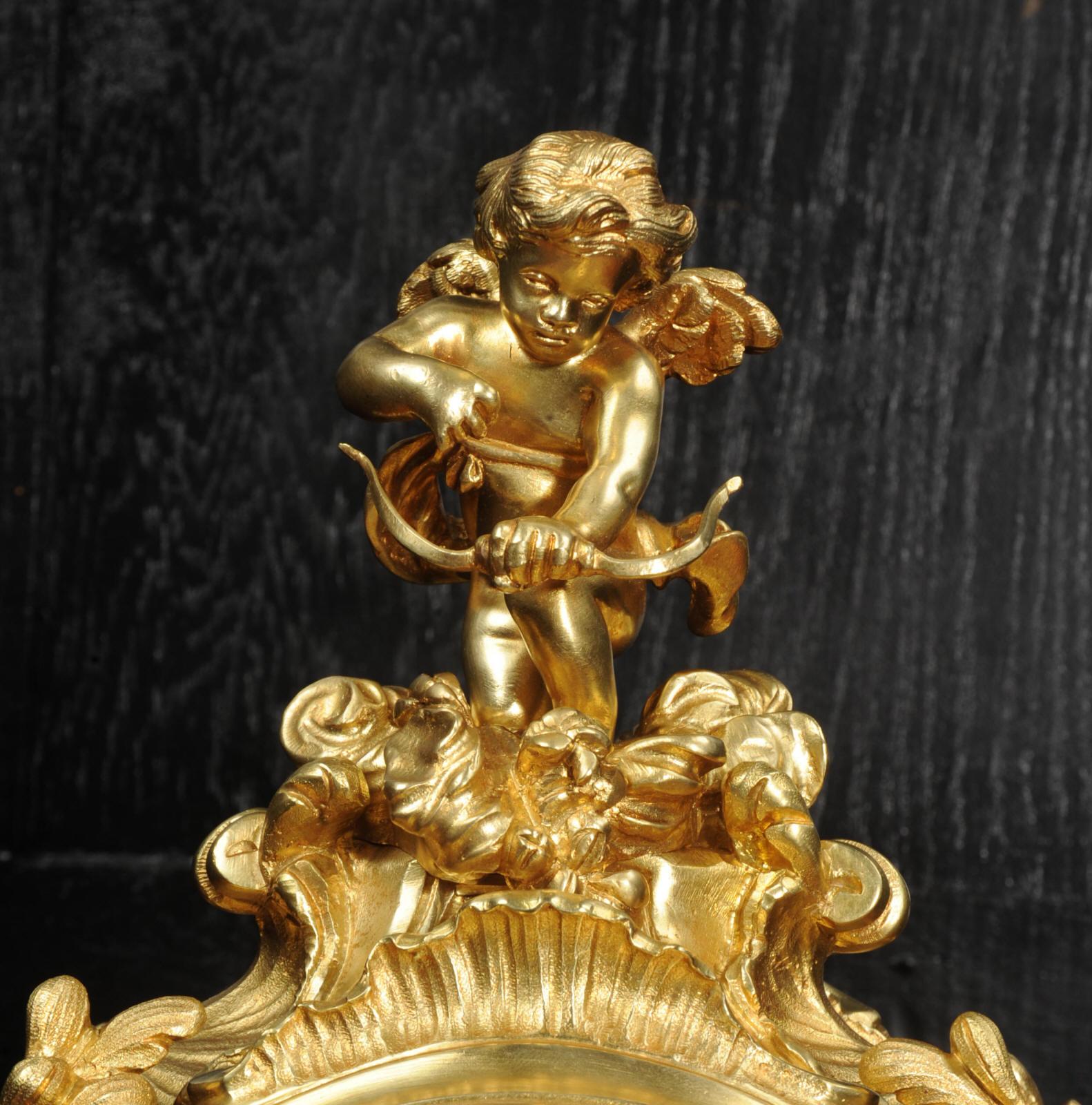 Rococo Belle horloge rococo française ancienne en bronze doré - Cupidon en vente