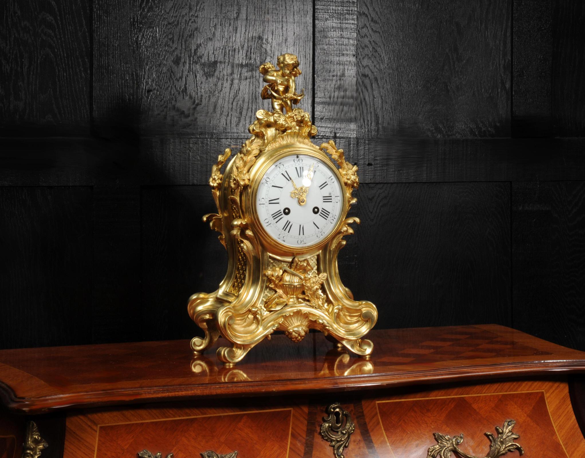 Français Belle horloge rococo française ancienne en bronze doré - Cupidon en vente