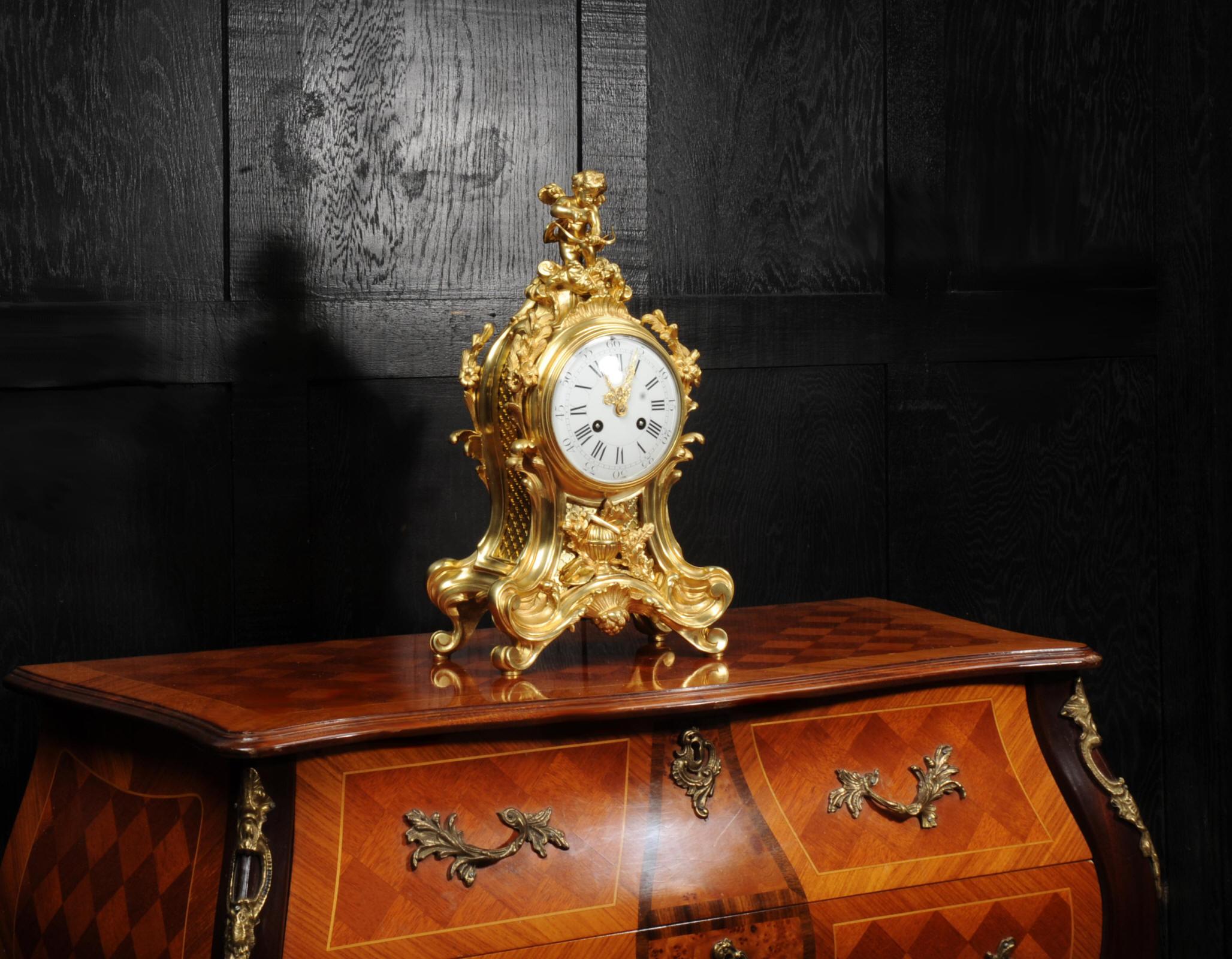 Antike französische Goldbronze-Rokoko-Uhr im Rokoko-Stil – Amor im Angebot 1