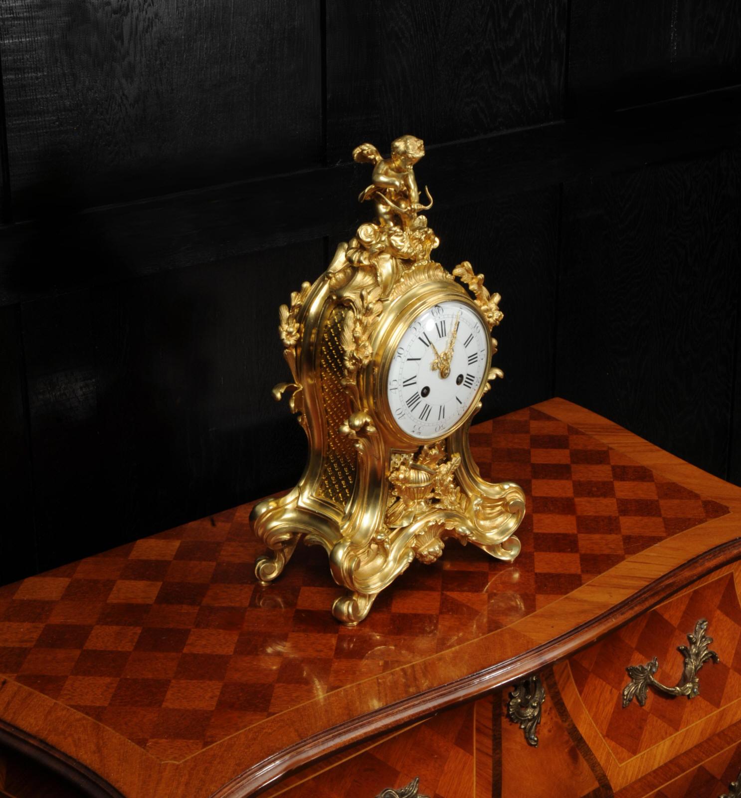 Antike französische Goldbronze-Rokoko-Uhr im Rokoko-Stil – Amor im Angebot 2