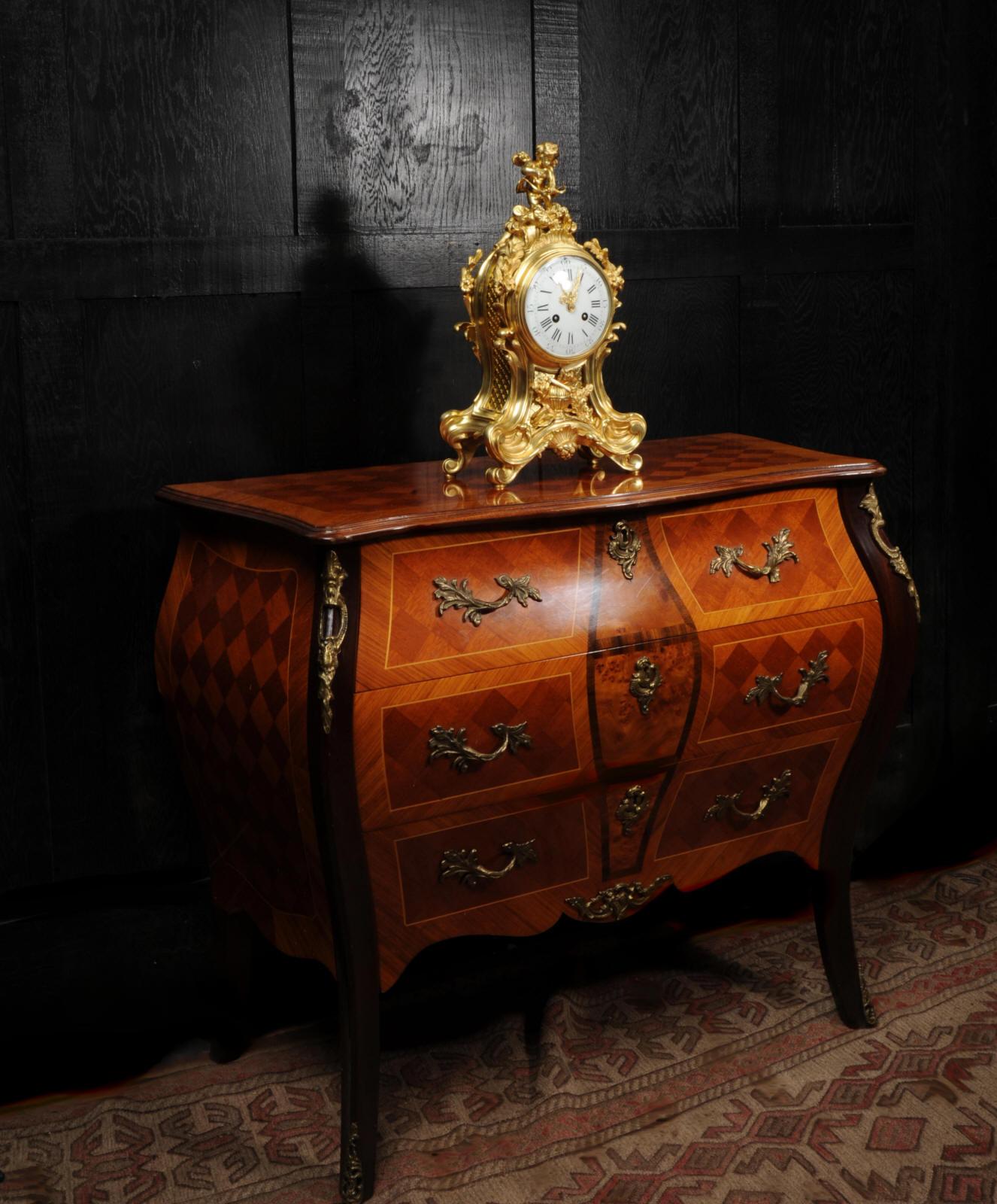 Belle horloge rococo française ancienne en bronze doré - Cupidon en vente 1