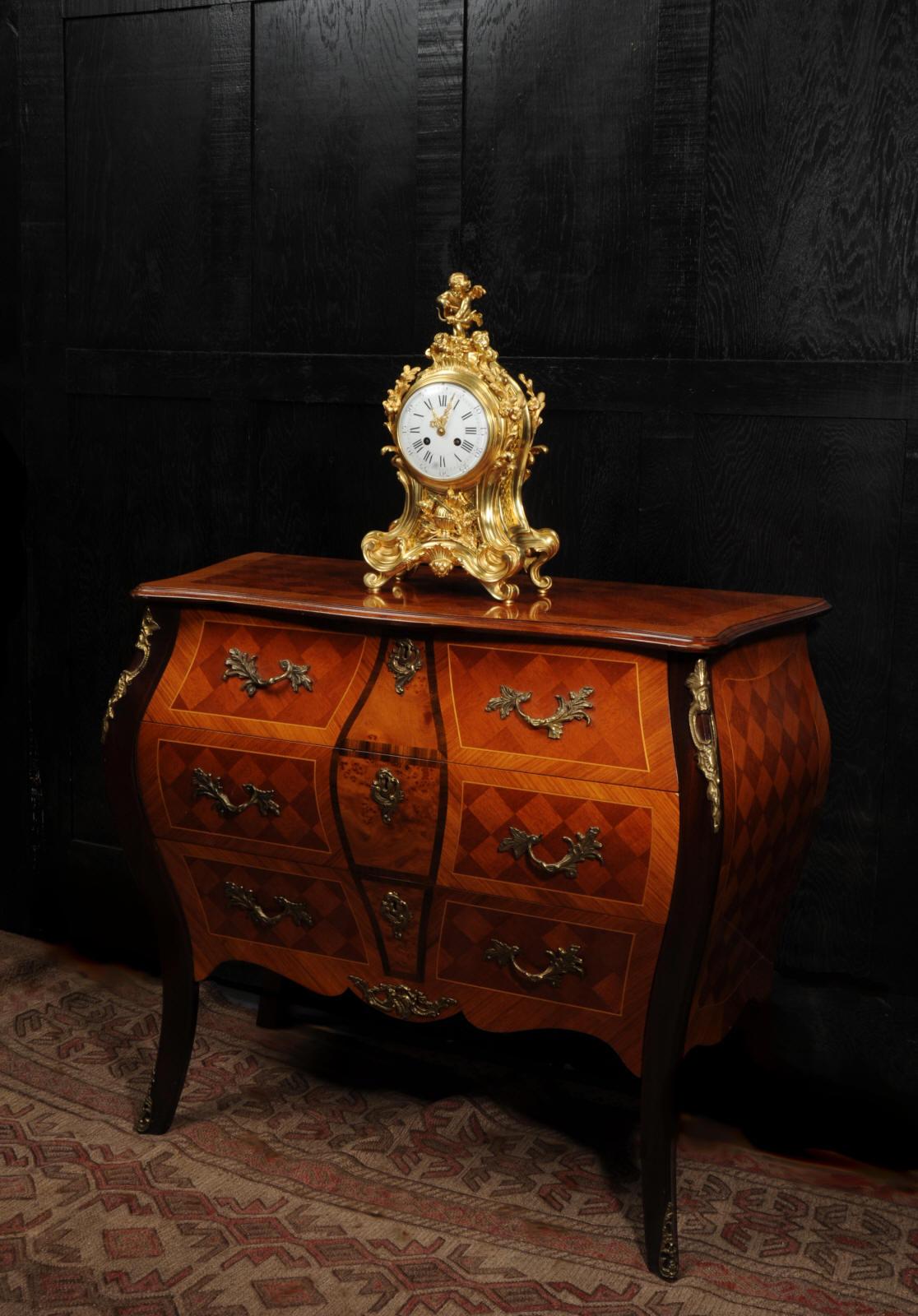 Belle horloge rococo française ancienne en bronze doré - Cupidon en vente 2