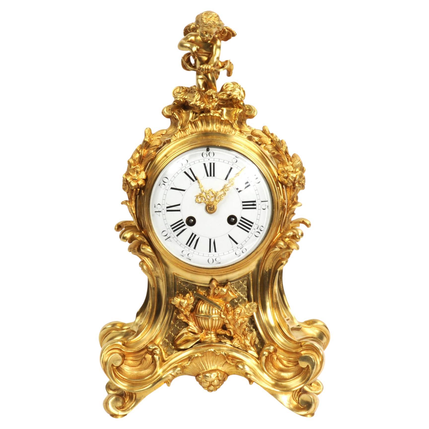 Belle horloge rococo française ancienne en bronze doré - Cupidon en vente