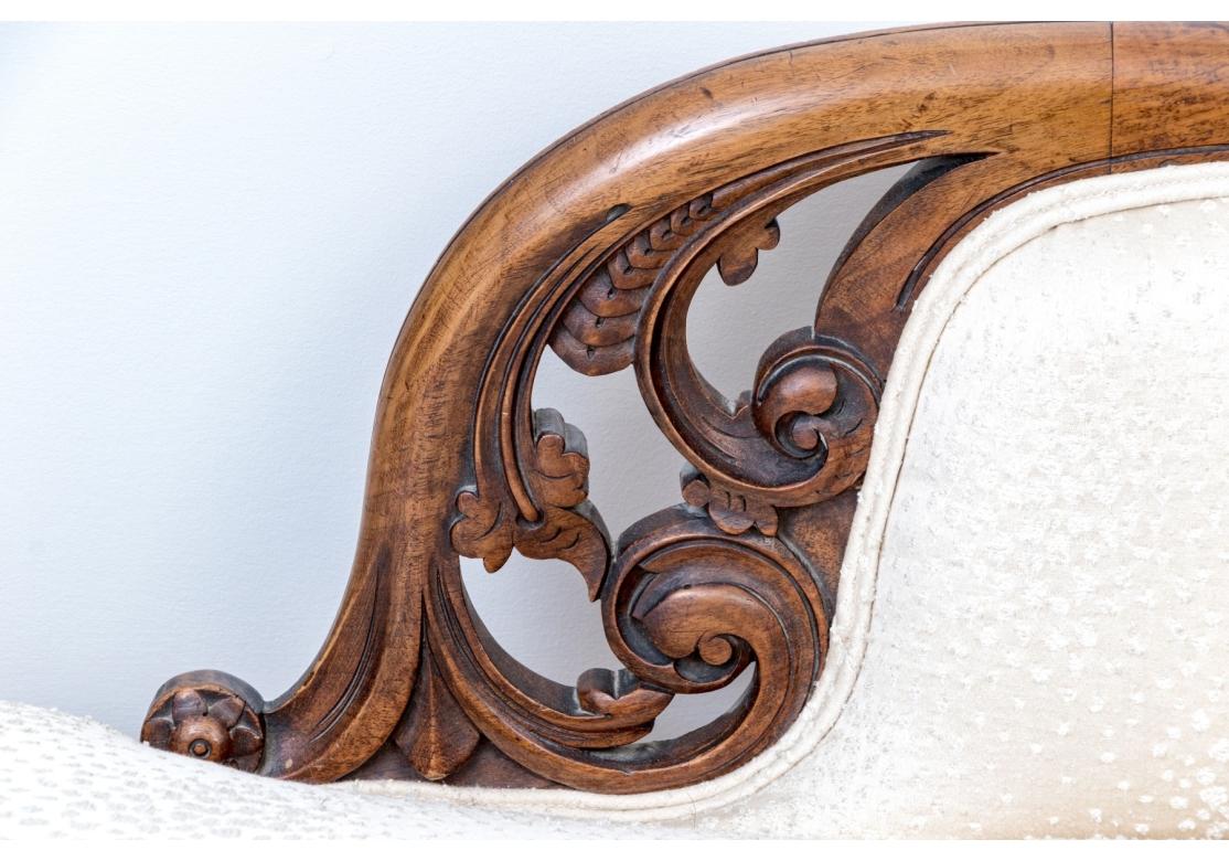 Chaise ancienne de style français avec tissu personnalisé en vente 3