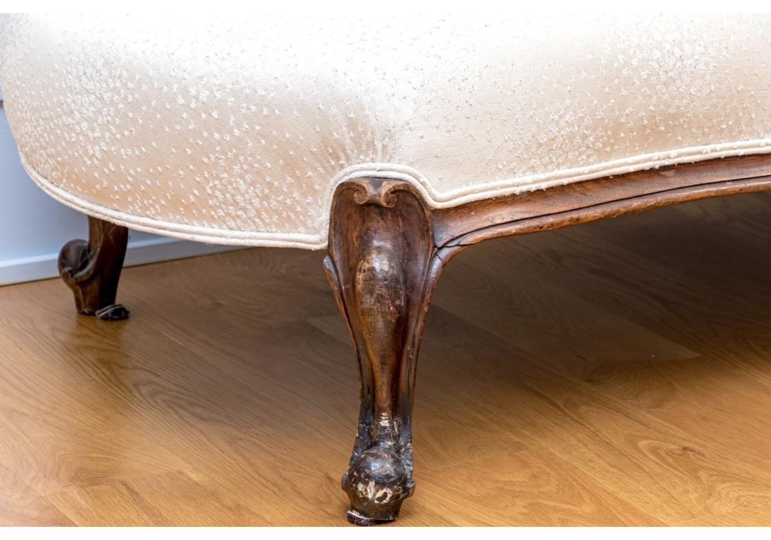 Chaise ancienne de style français avec tissu personnalisé en vente 6