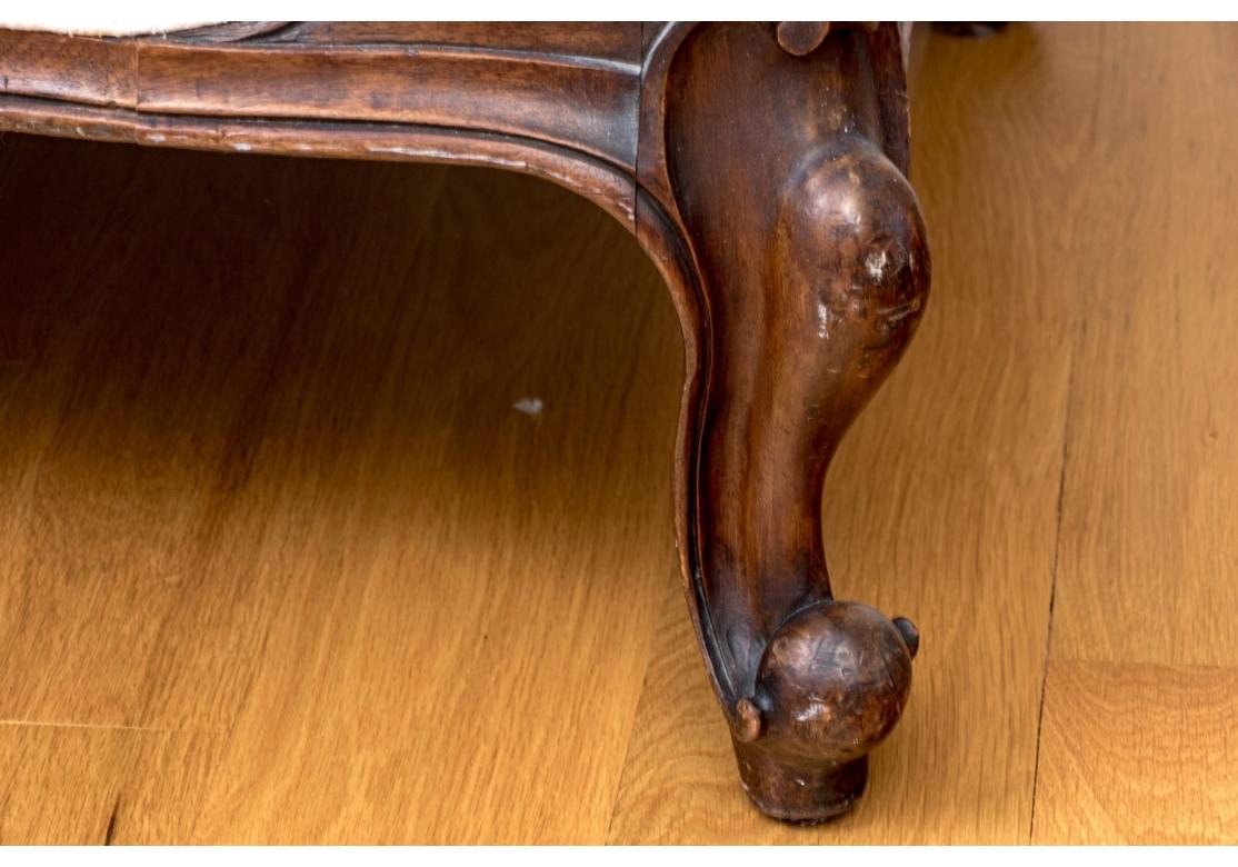 Sculpté Chaise ancienne de style français avec tissu personnalisé en vente