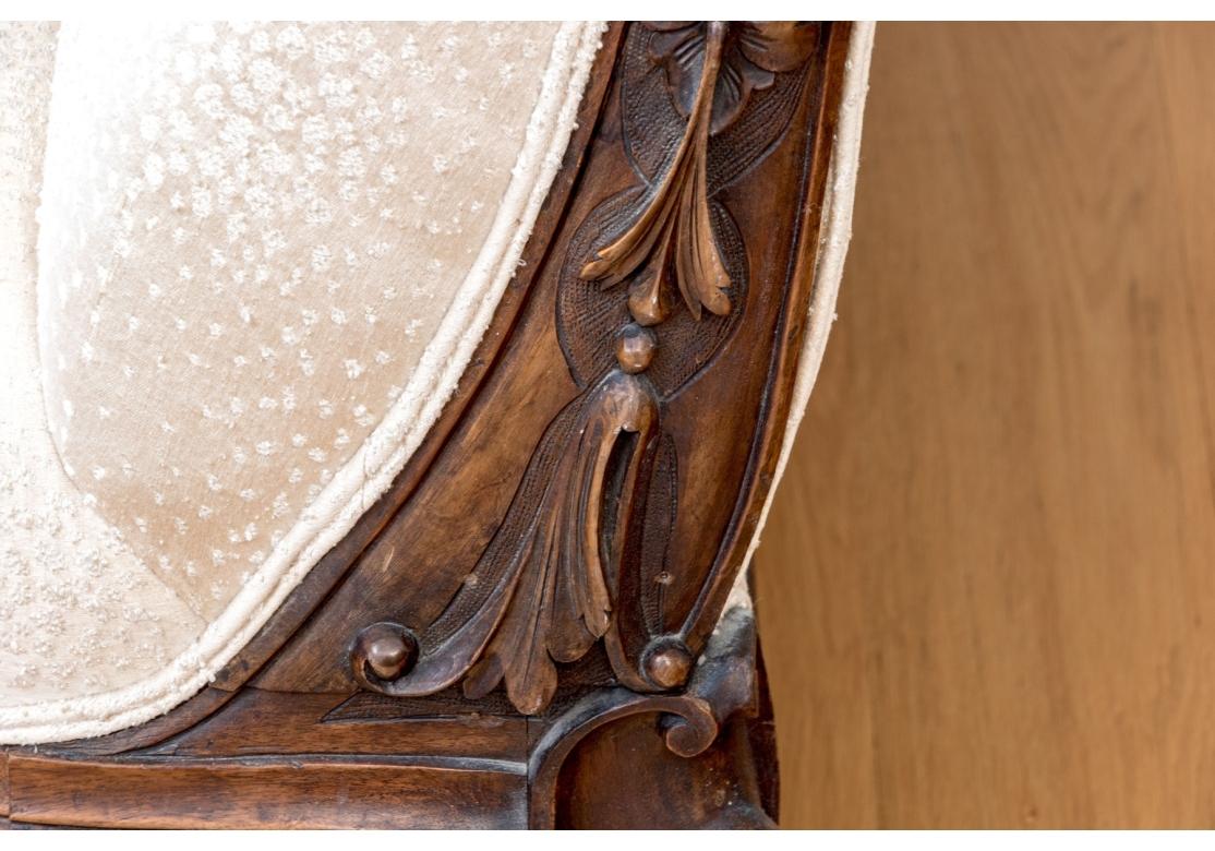 Chaise ancienne de style français avec tissu personnalisé en vente 1