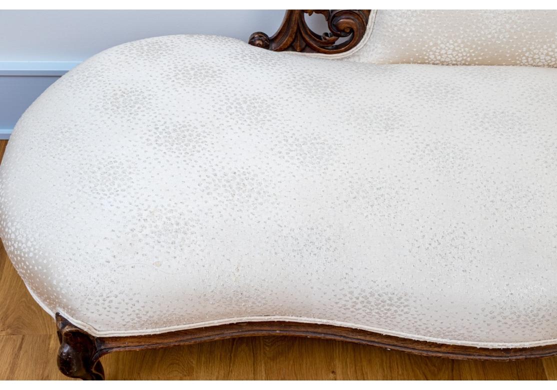 Chaise ancienne de style français avec tissu personnalisé en vente 2