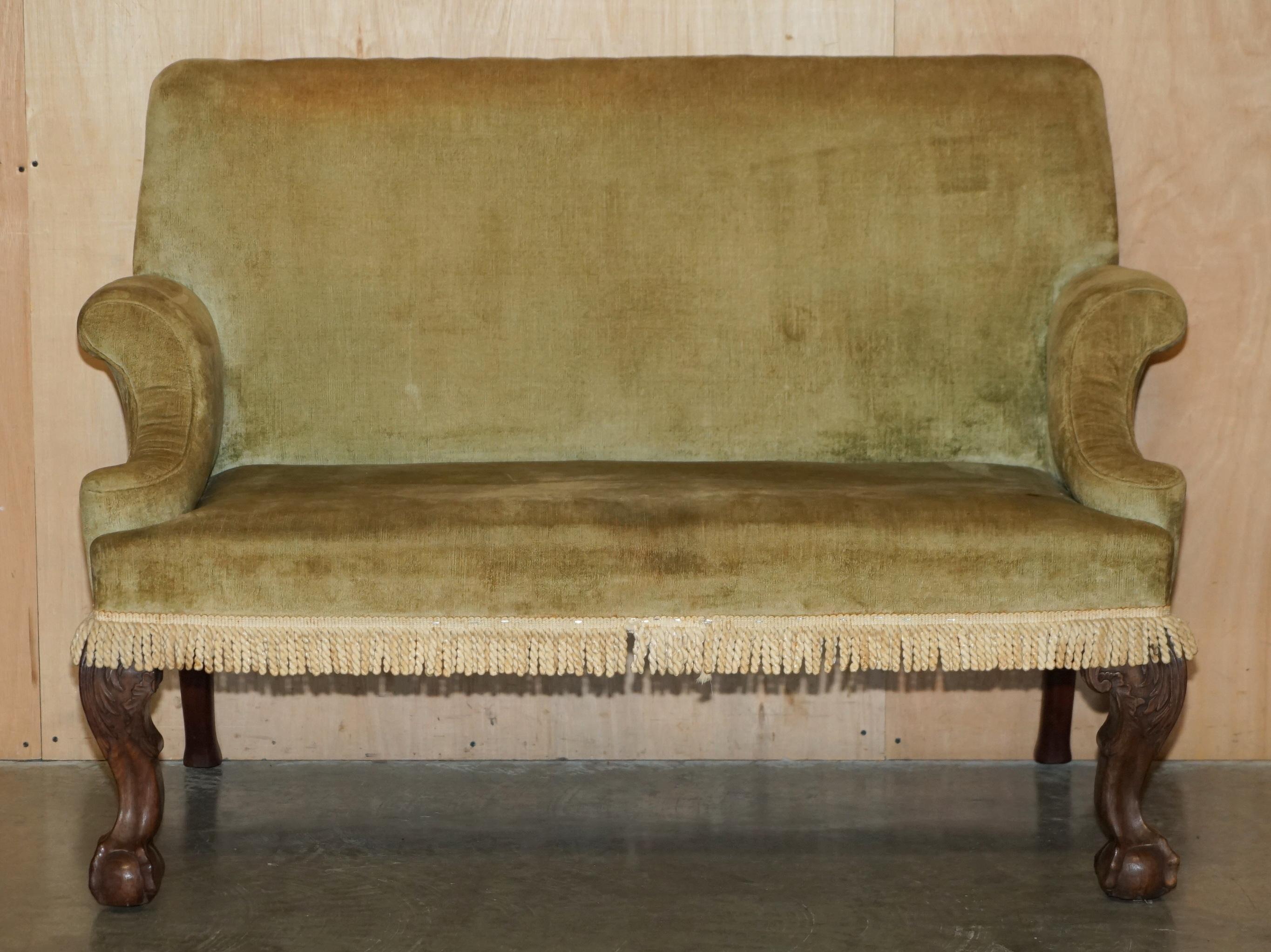 Casa Reale Antiquariato

The House of Antiques è lieta di offrire in vendita un rarissimo divano georgiano del 1780 circa, altamente collezionabile, con gambe Claw & Ball ornatamente intagliate a mano e incassate con le rotelle in legno dell'epoca.