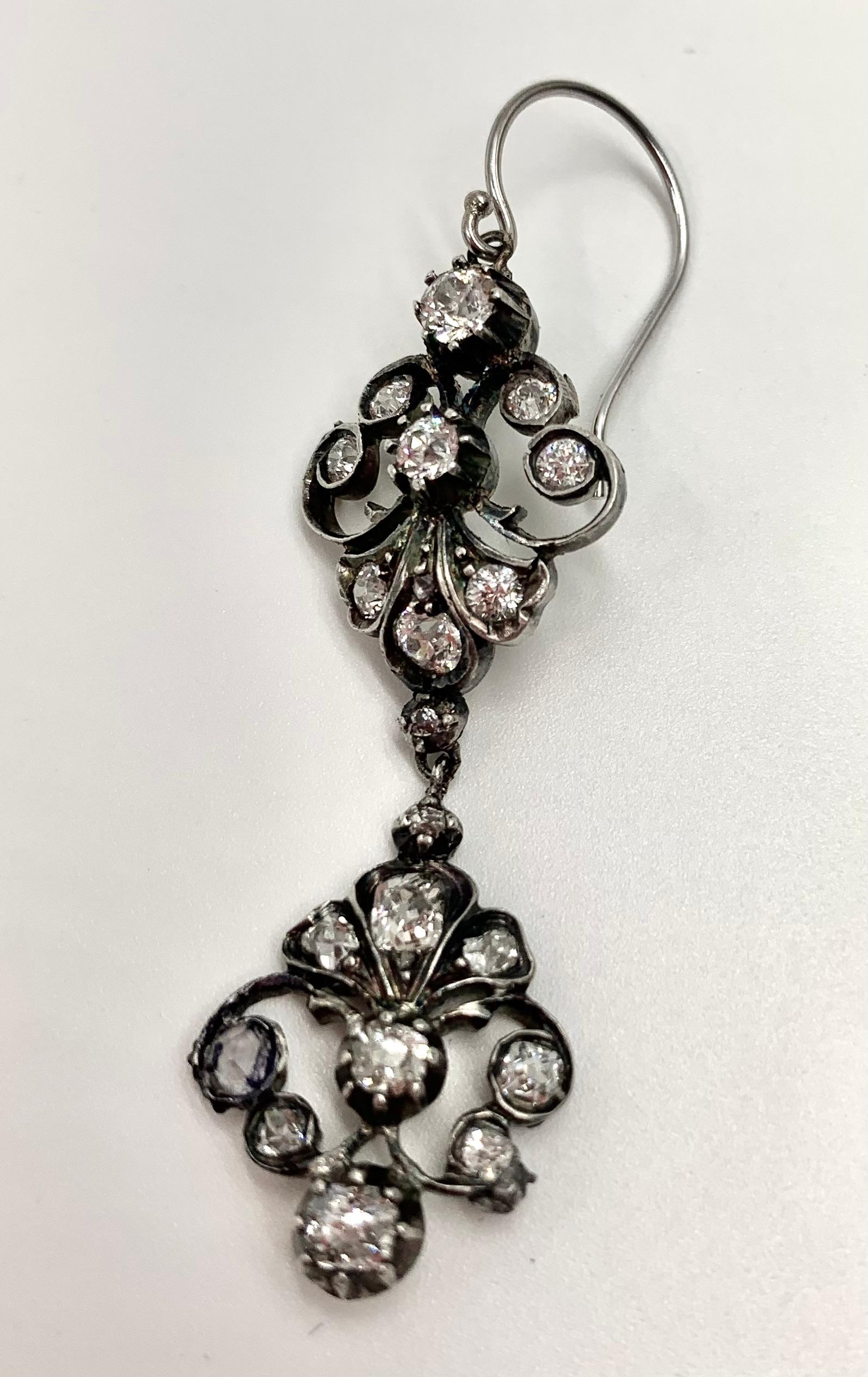 Boucles d'oreilles géorgiennes anciennes en or 18 carats et argent avec 2,8 diamants TCW en vente 5