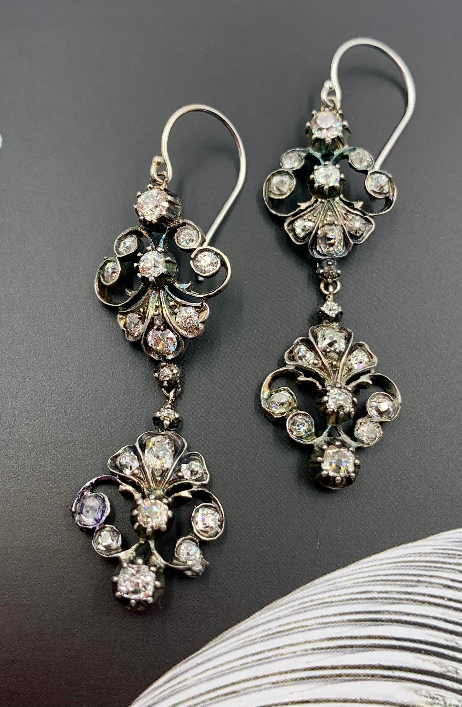 Boucles d'oreilles géorgiennes anciennes en or 18 carats et argent avec 2,8 diamants TCW en vente 10