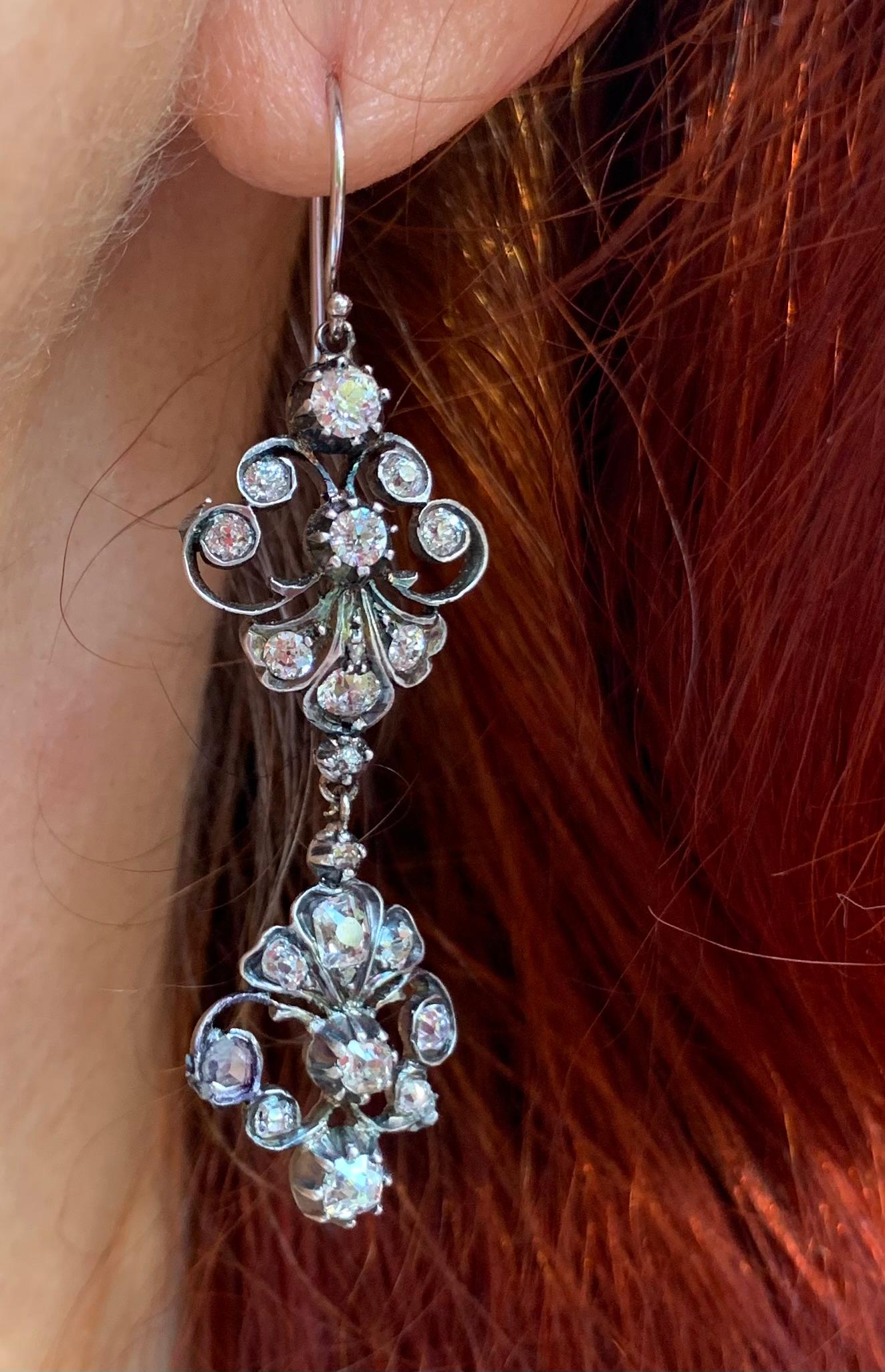 Paire de boucles d'oreilles d'époque géorgienne en or 18 carats et argent, avec diamant de taille Old European de 2,8 TCW.
Début du 19e siècle
Boucles d'oreilles romantiques en diamant taillé à l'ancienne, au design complexe, magnifiquement