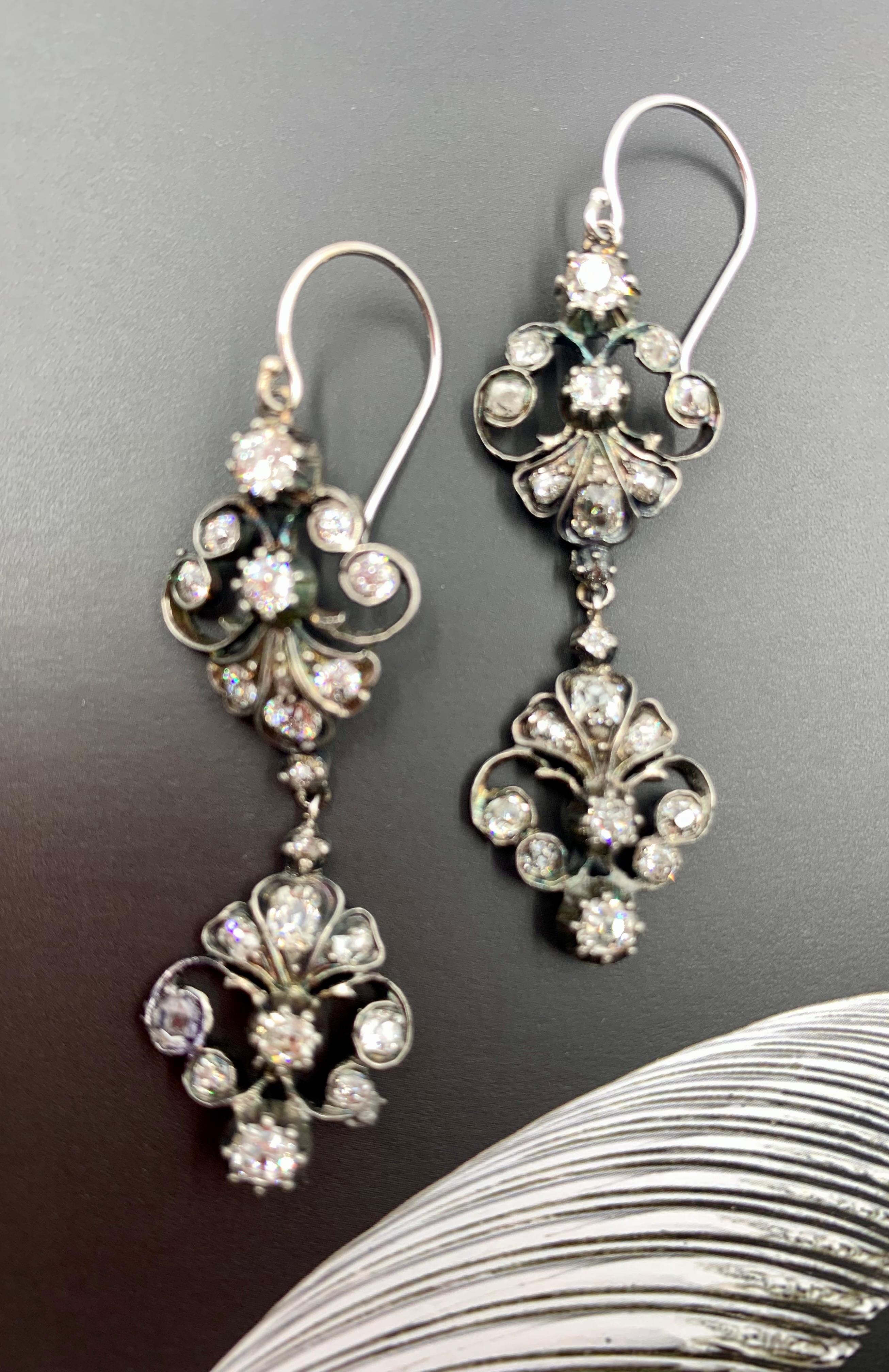Taille vieille Europe Boucles d'oreilles géorgiennes anciennes en or 18 carats et argent avec 2,8 diamants TCW en vente