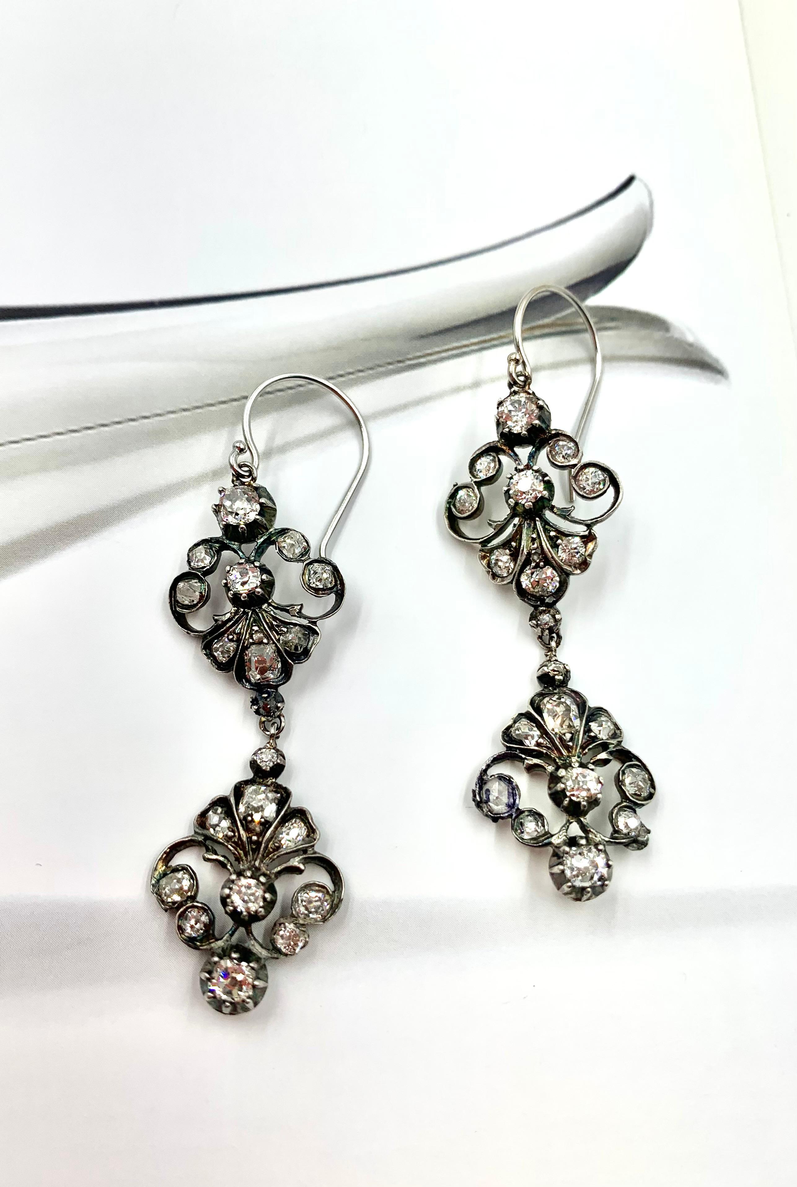 Boucles d'oreilles géorgiennes anciennes en or 18 carats et argent avec 2,8 diamants TCW Bon état - En vente à New York, NY