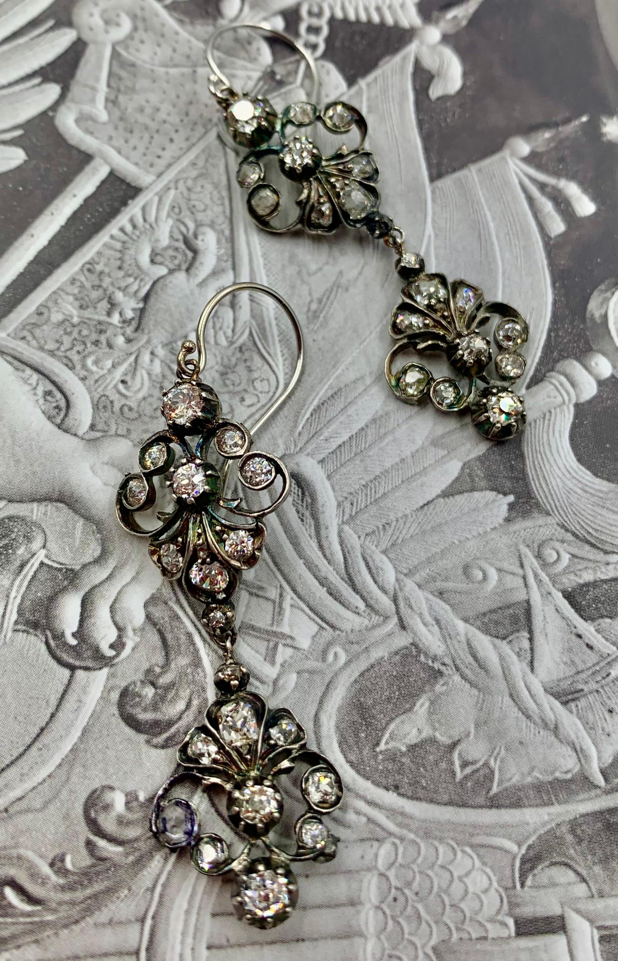 Boucles d'oreilles géorgiennes anciennes en or 18 carats et argent avec 2,8 diamants TCW en vente 1