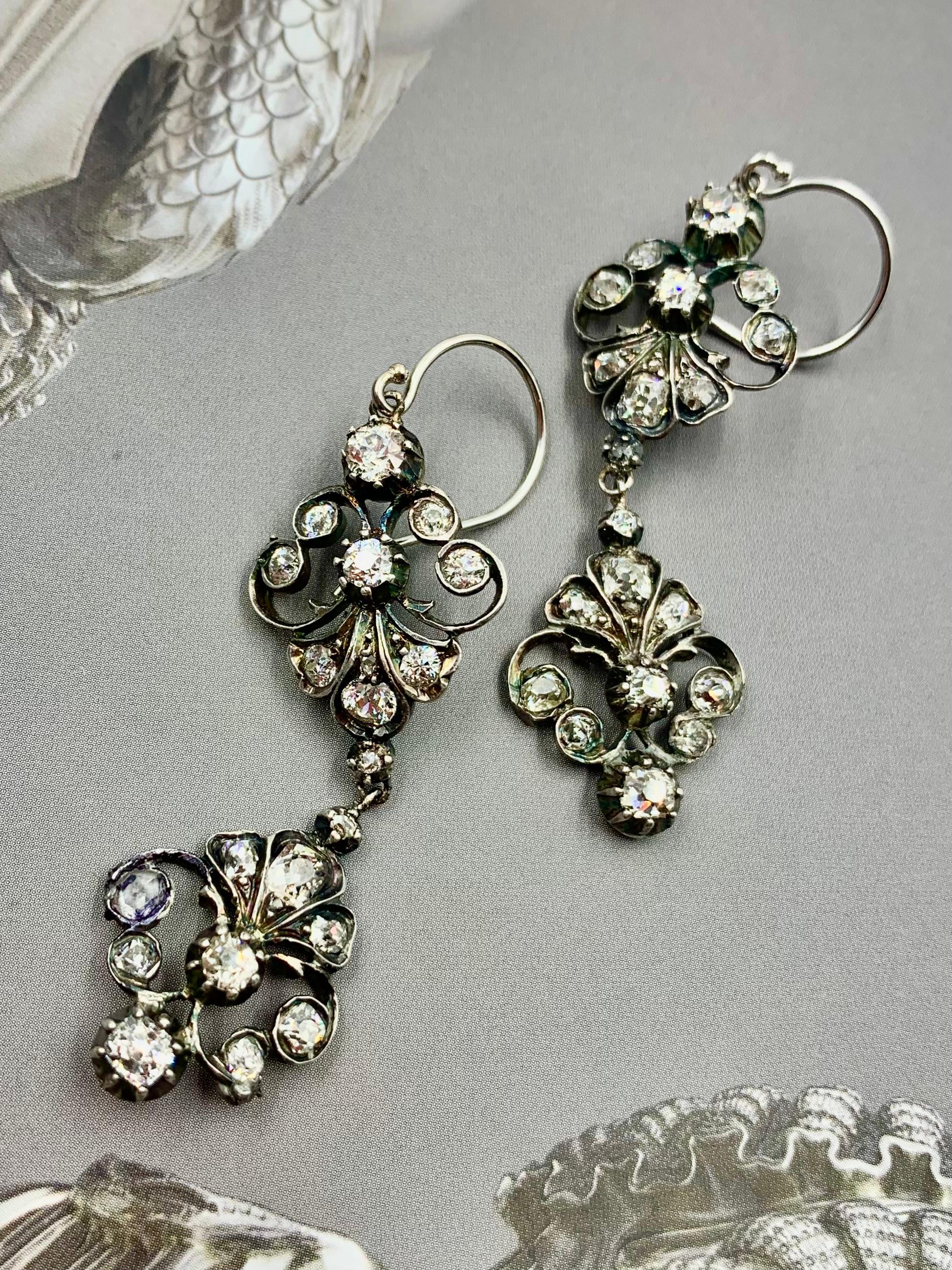 Boucles d'oreilles géorgiennes anciennes en or 18 carats et argent avec 2,8 diamants TCW en vente 2