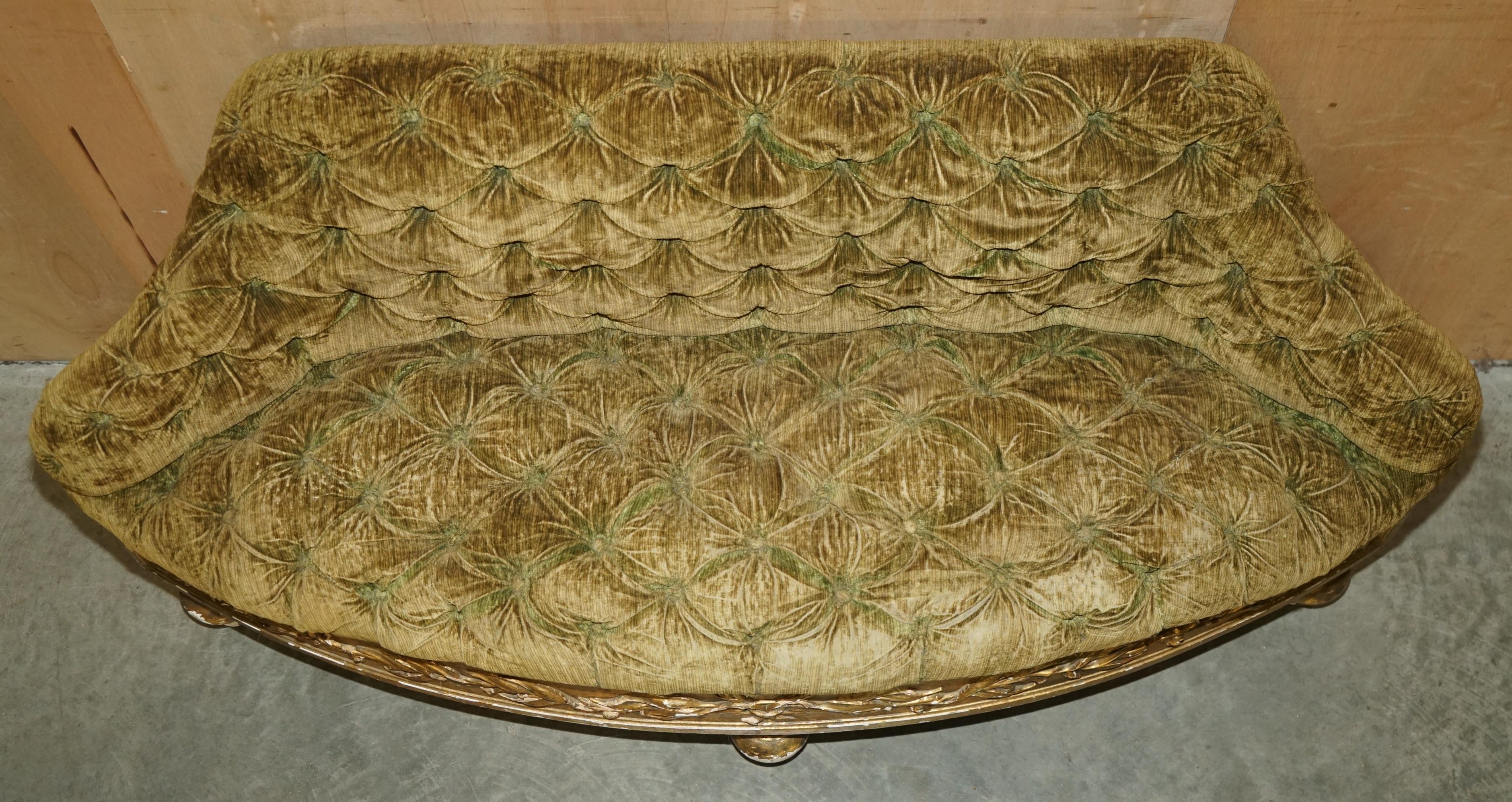 FINE SETTEE SALON SETTEE GEORGIAN CIRCA 1780 GiLTWOOD CHESTERFIELD WINDOW État moyen - En vente à West Sussex, Pulborough