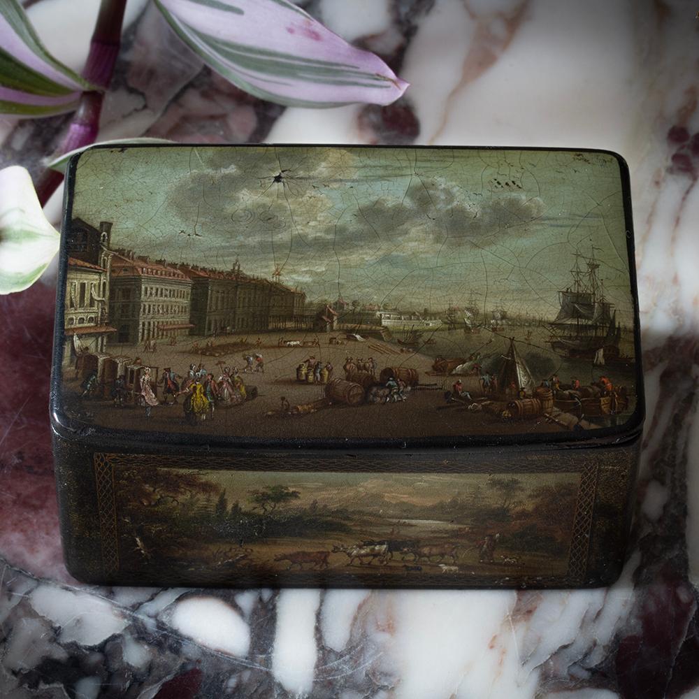 Avec de multiples scènes de paysages

Dans notre collection d'objets de collection, nous avons le plaisir de vous présenter cette tabatière ancienne en papier mâché. La tabatière est un bel et rare exemple en état d'origine, fabriqué en papier