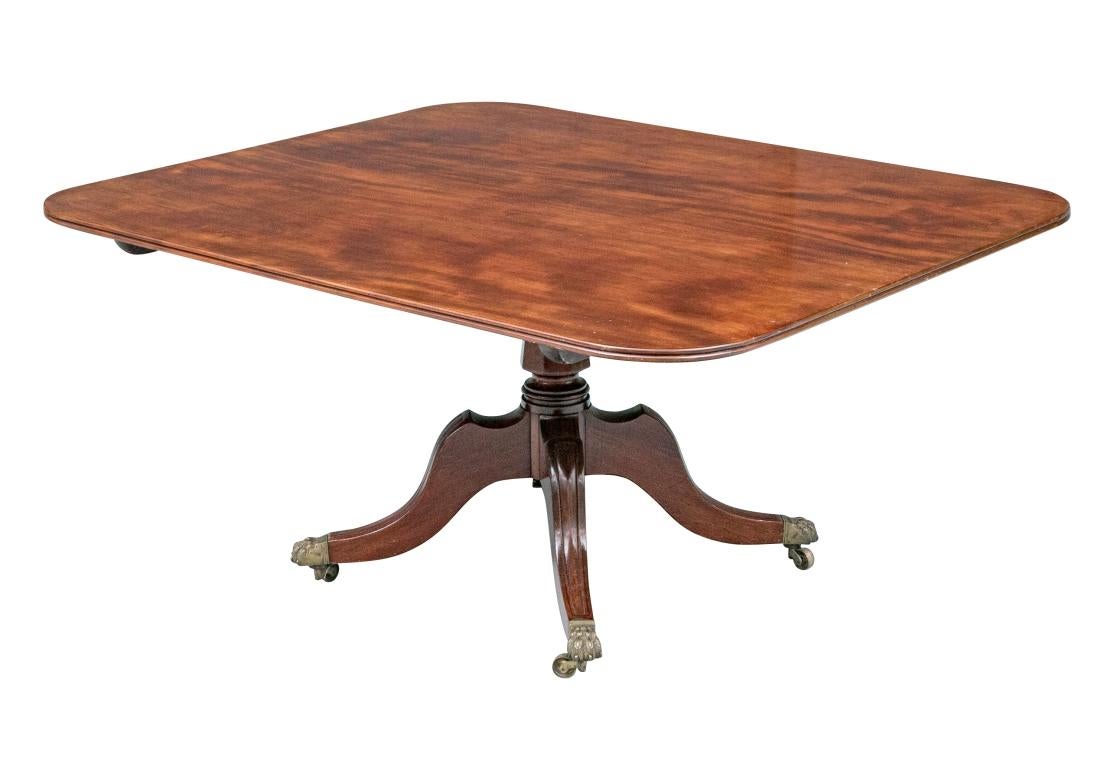 Table à déjeuner basculante du 19e siècle en acajou, de forme traditionnelle et de taille moyenne, avec un beau motif régulier en acajou, un bord en cannelure avec des coins arrondis et une base à colonne complexe surmontant quatre pieds en