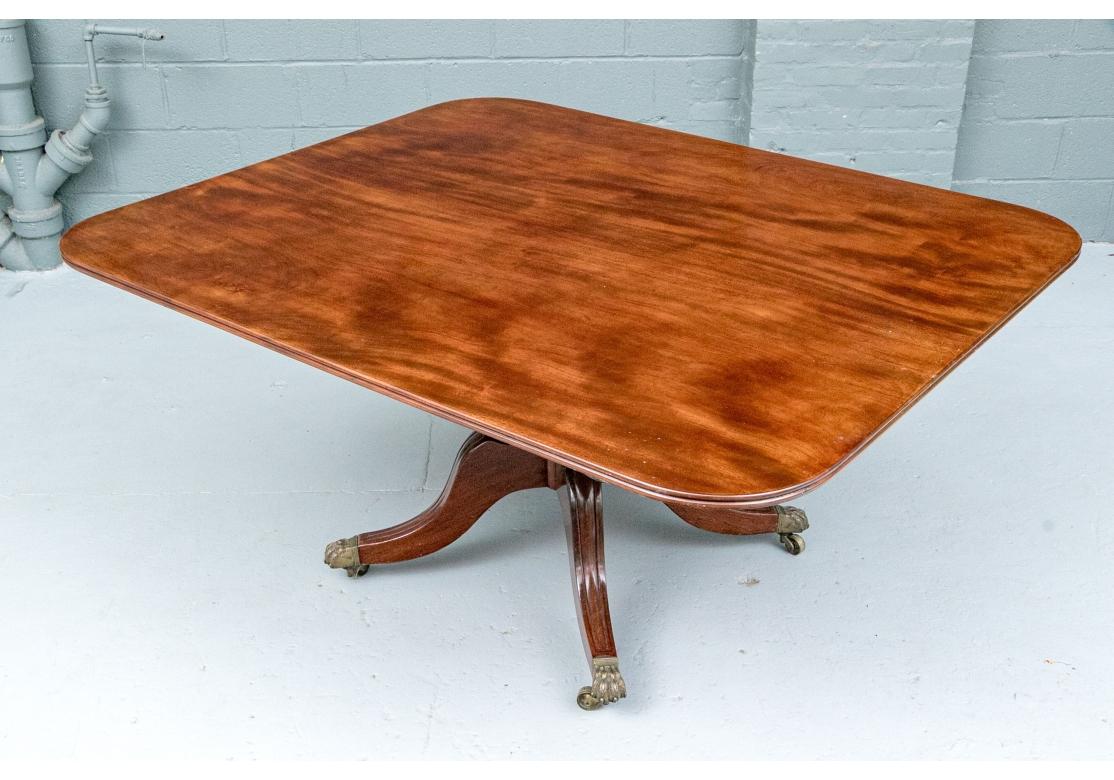 Sculpté Table à déjeuner ancienne à plateau basculant de style géorgien en vente