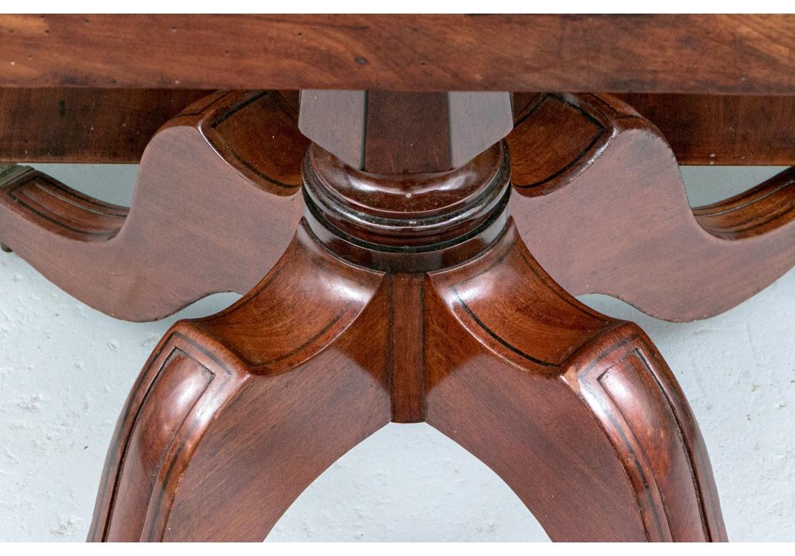 Acajou Table à déjeuner ancienne à plateau basculant de style géorgien en vente