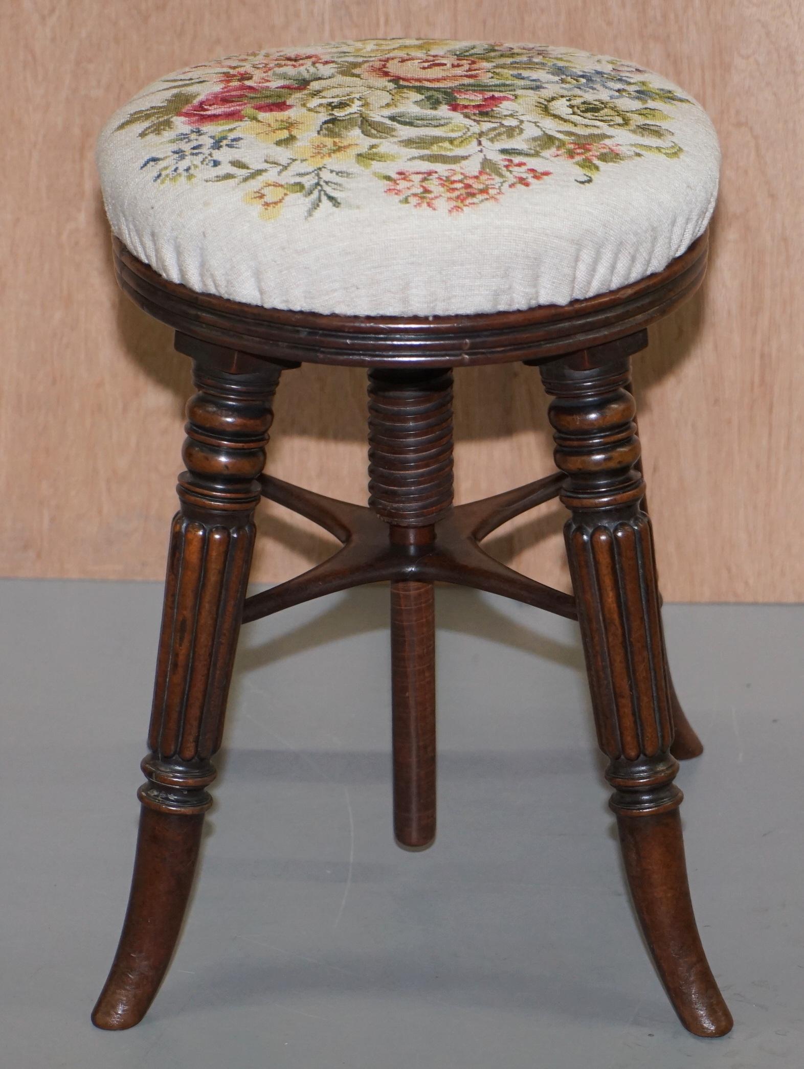 Nous sommes ravis d'offrir à la vente ce superbe tabouret de piano réglable en hauteur, sculpté à la main dans l'acajou victorien, avec siège brodé à la main, attribué à Gillows de Lancaster 

Un tabouret de piano très beau et bien fait, c'est