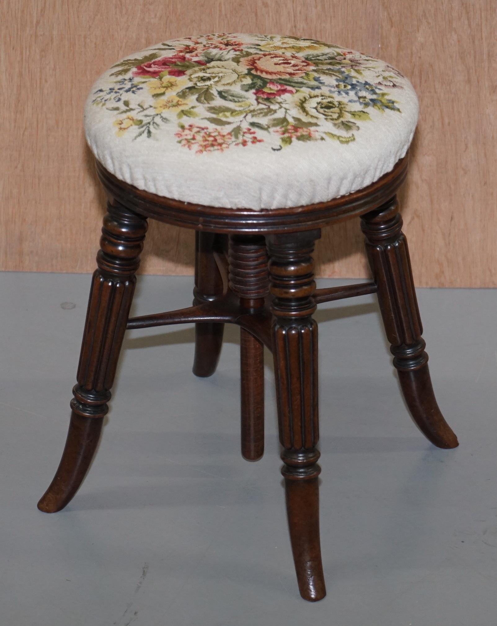 Victorien Gillows of Lancaster - Tabouret de piano brodé à hauteur réglable - Antique siège en vente